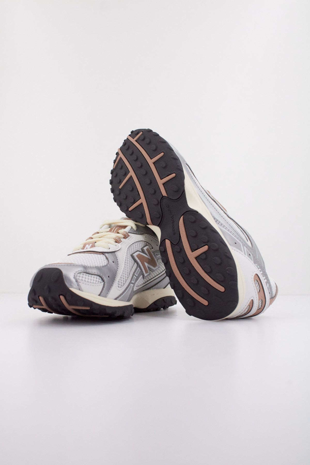 NEW BALANCE UL SWA en color PLATA  (5)