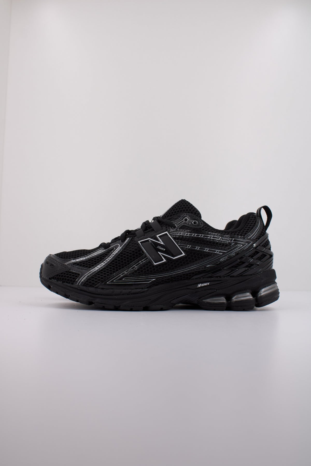 NEW BALANCE M en color NEGRO  (1)