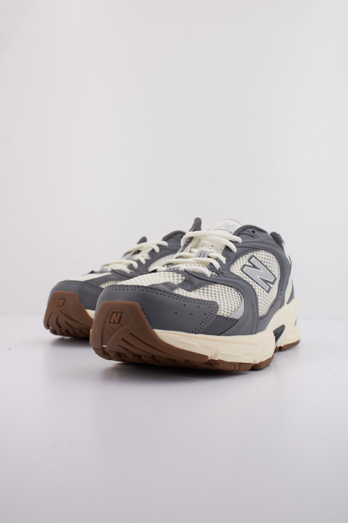 NEW BALANCE MR  en color GRIS  (2)