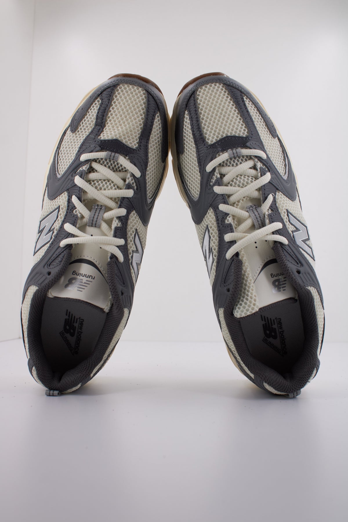 NEW BALANCE MR  en color GRIS  (3)