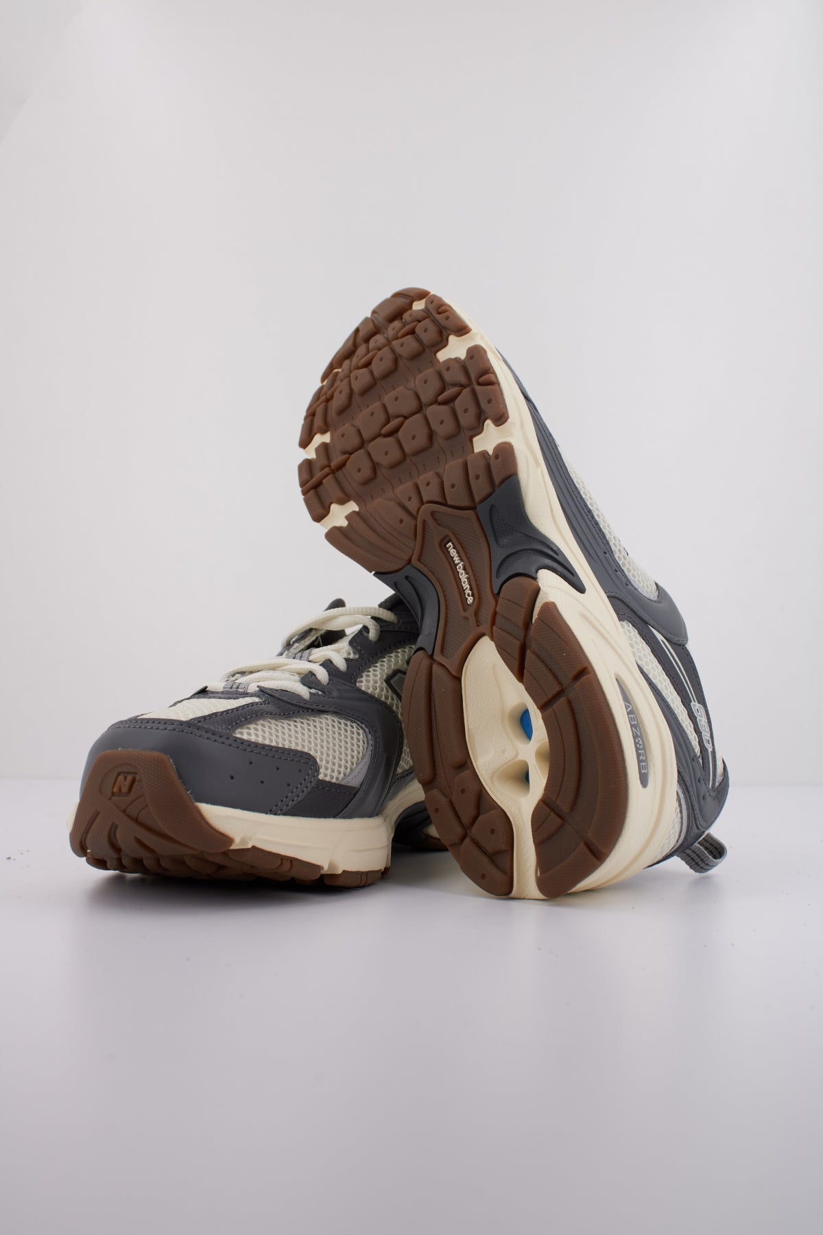 NEW BALANCE MR  en color GRIS  (5)