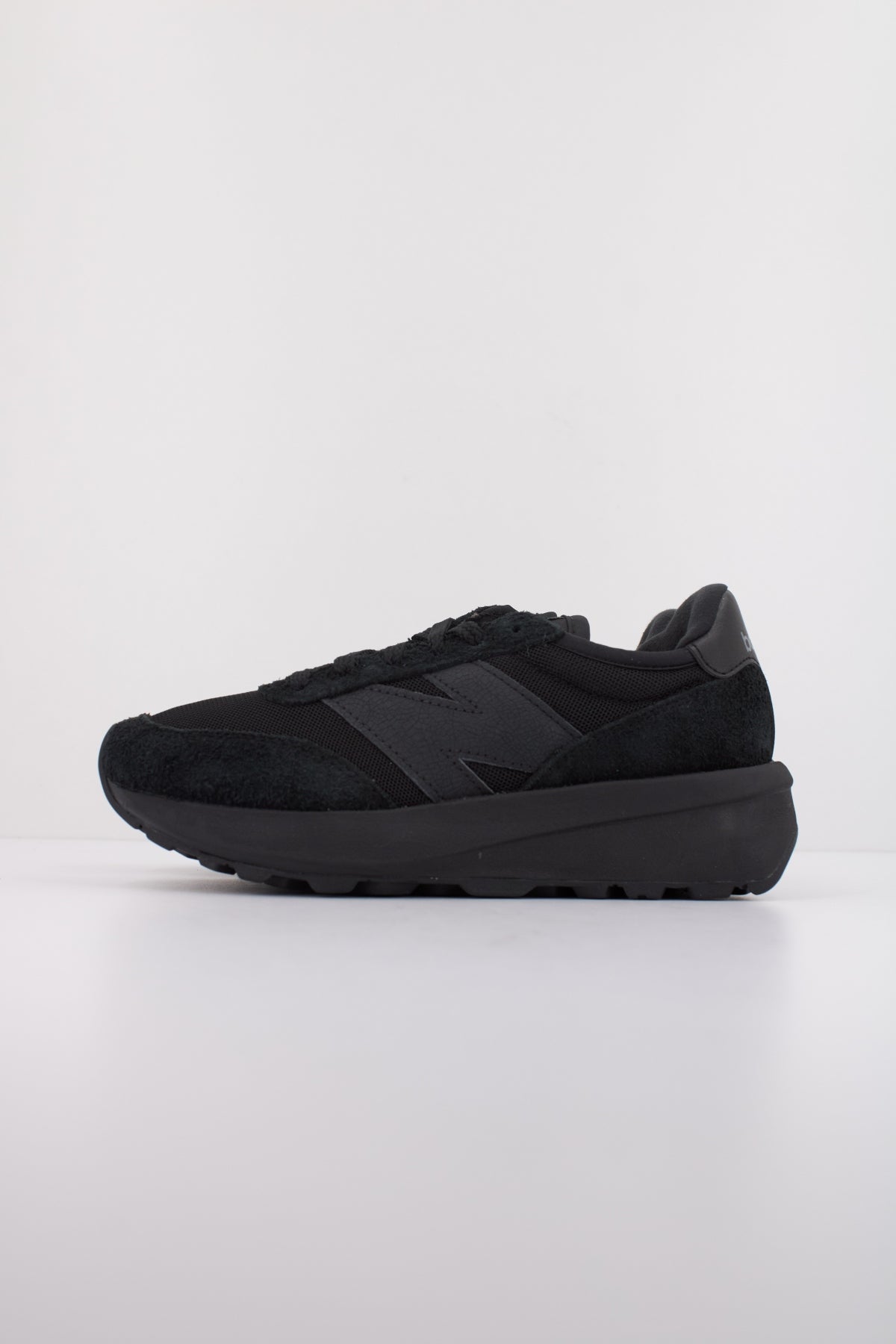 NEW BALANCE U en color NEGRO  (1)