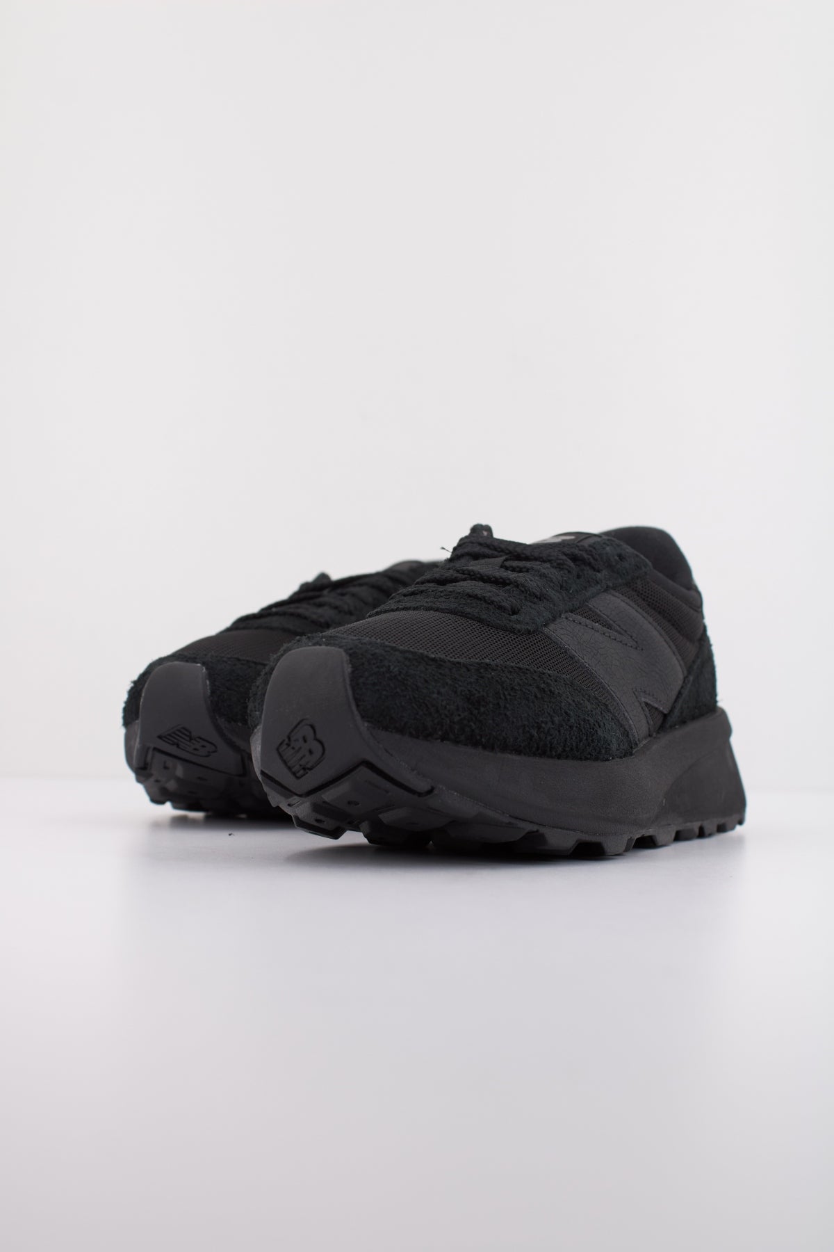 NEW BALANCE U en color NEGRO  (2)