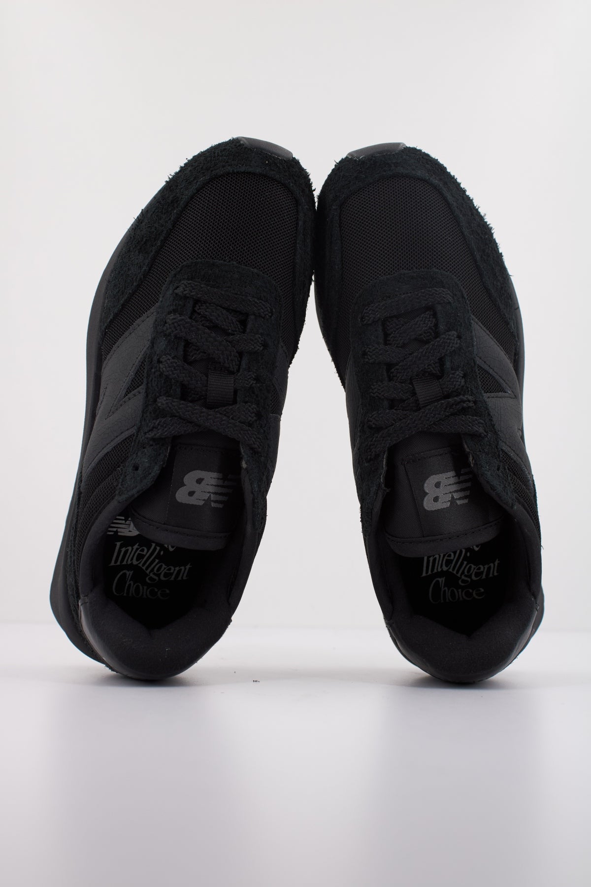 NEW BALANCE U en color NEGRO  (3)