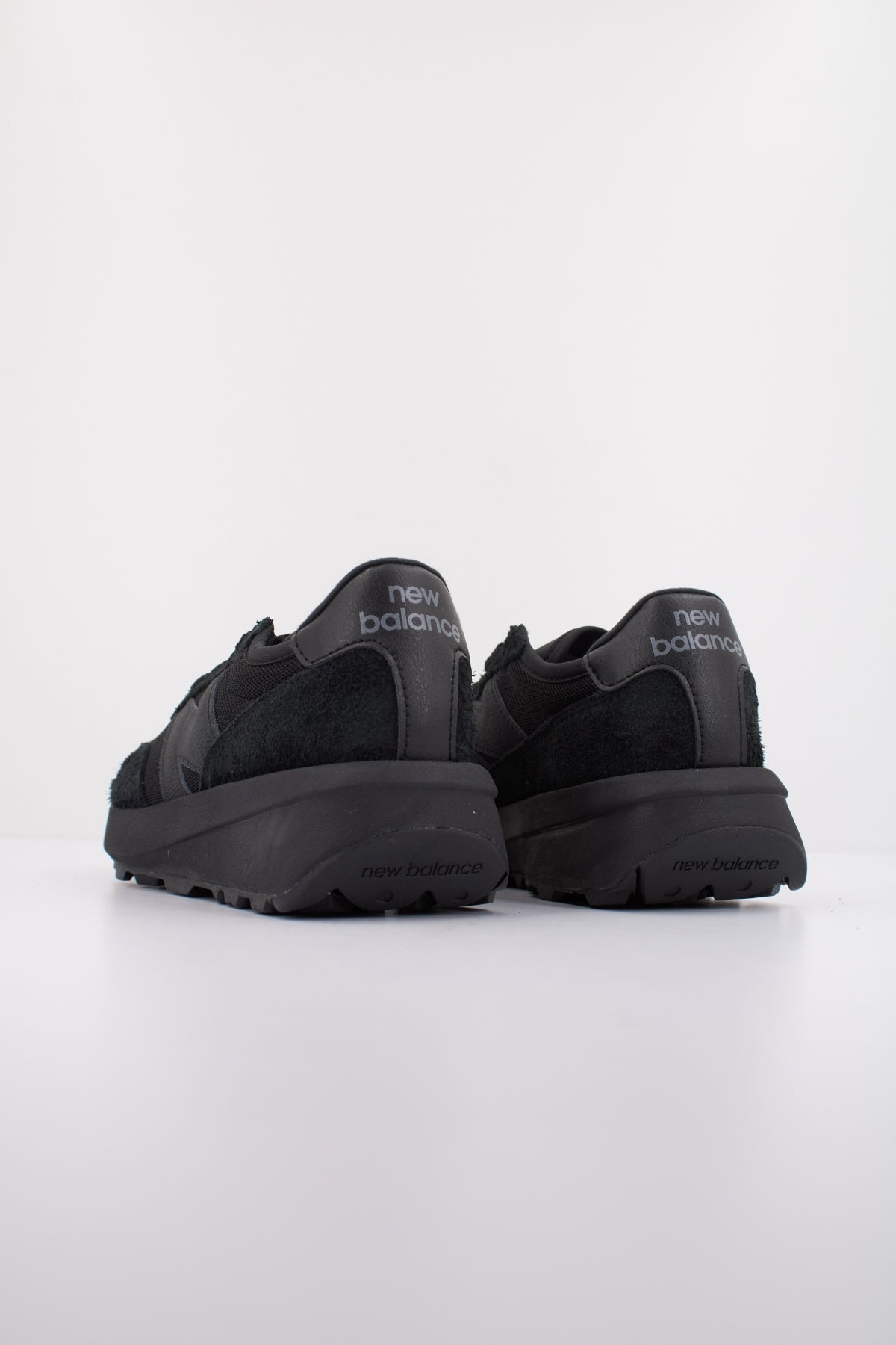 NEW BALANCE U en color NEGRO  (4)