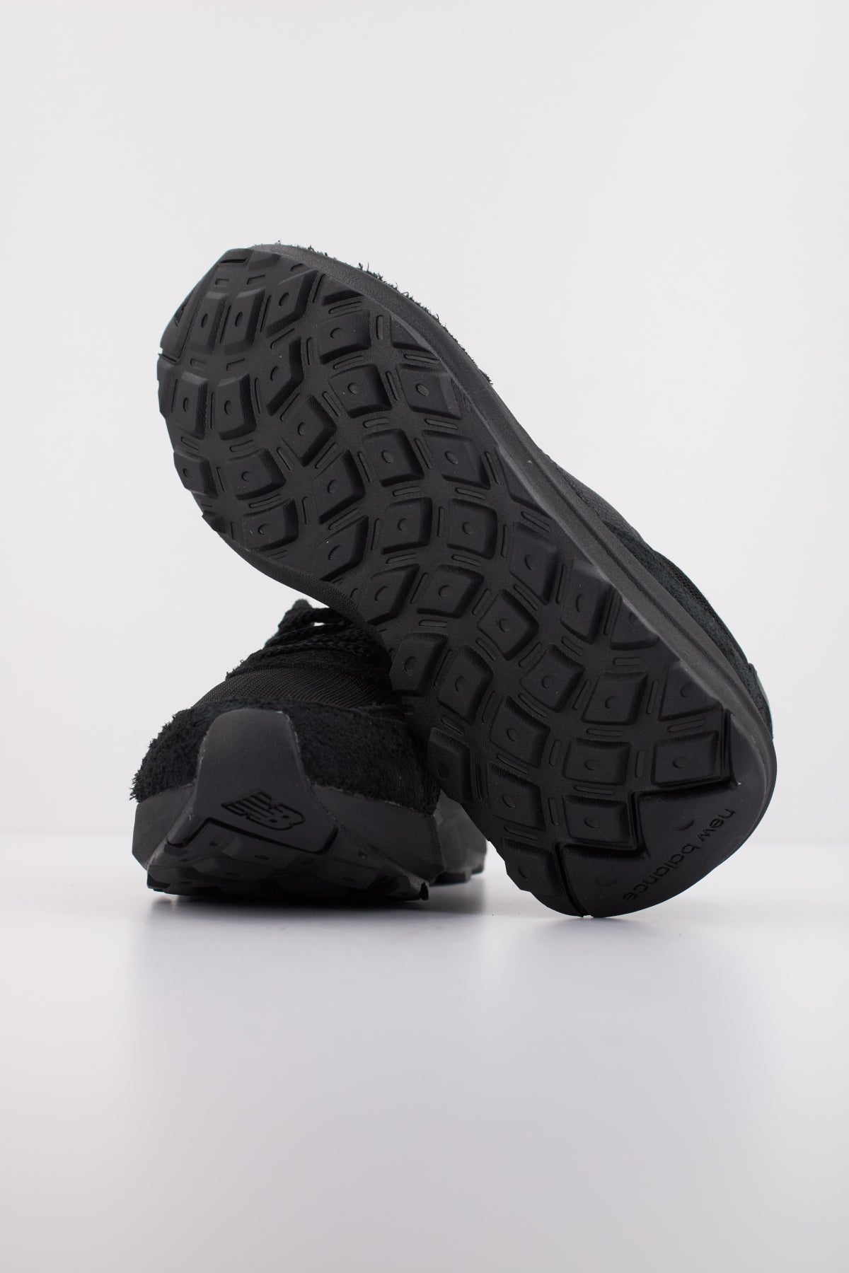 NEW BALANCE U en color NEGRO  (5)