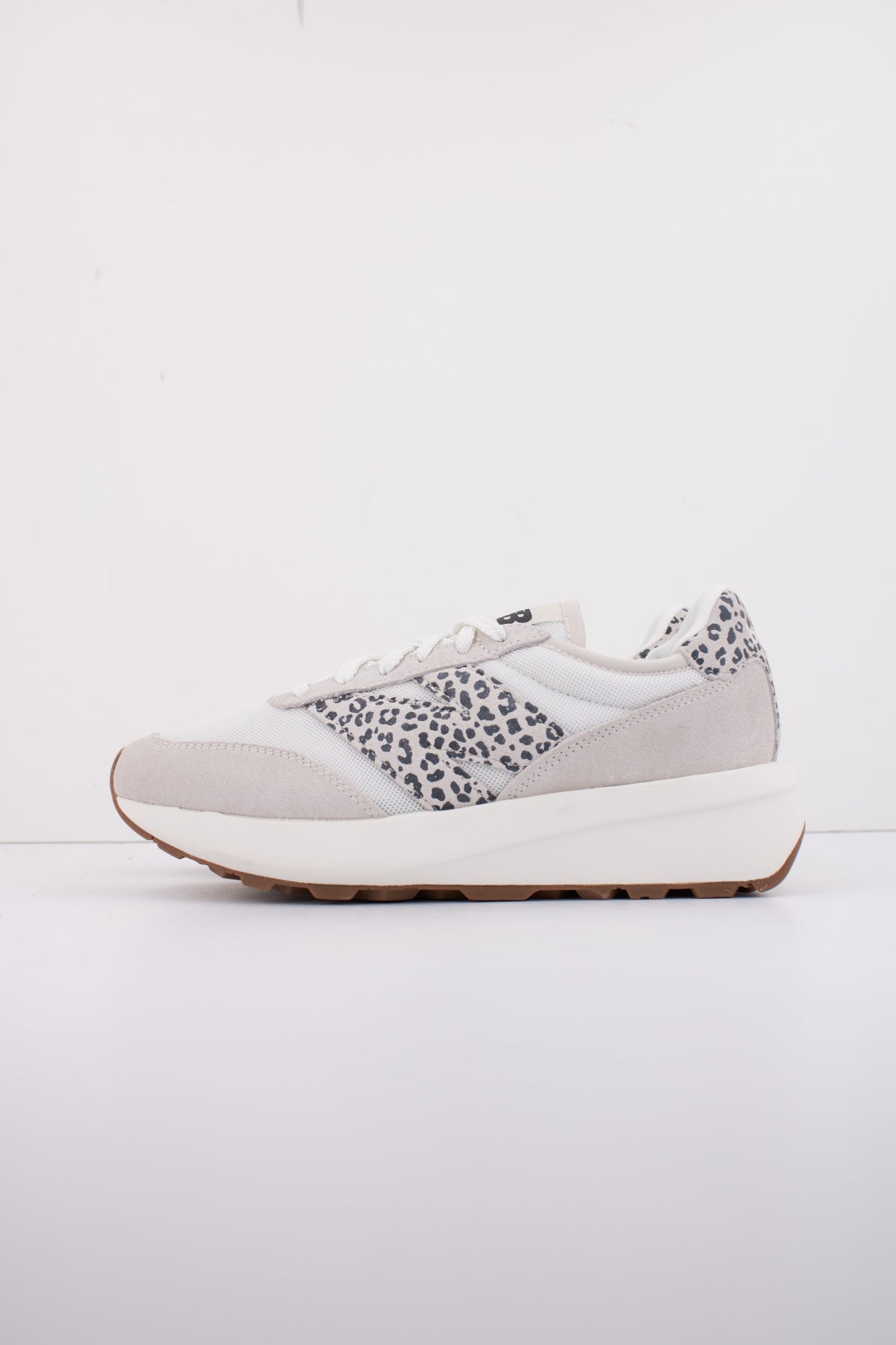 NEW BALANCE U en color BEIS  (1)