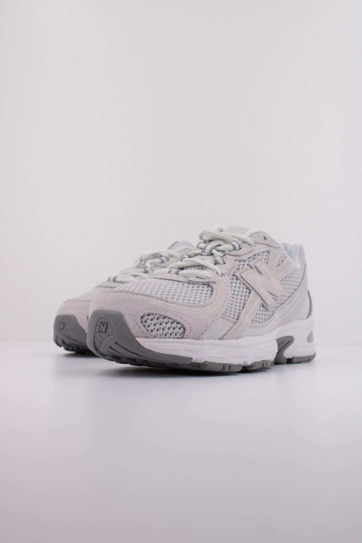 NEW BALANCE U  en color GRIS  (2)