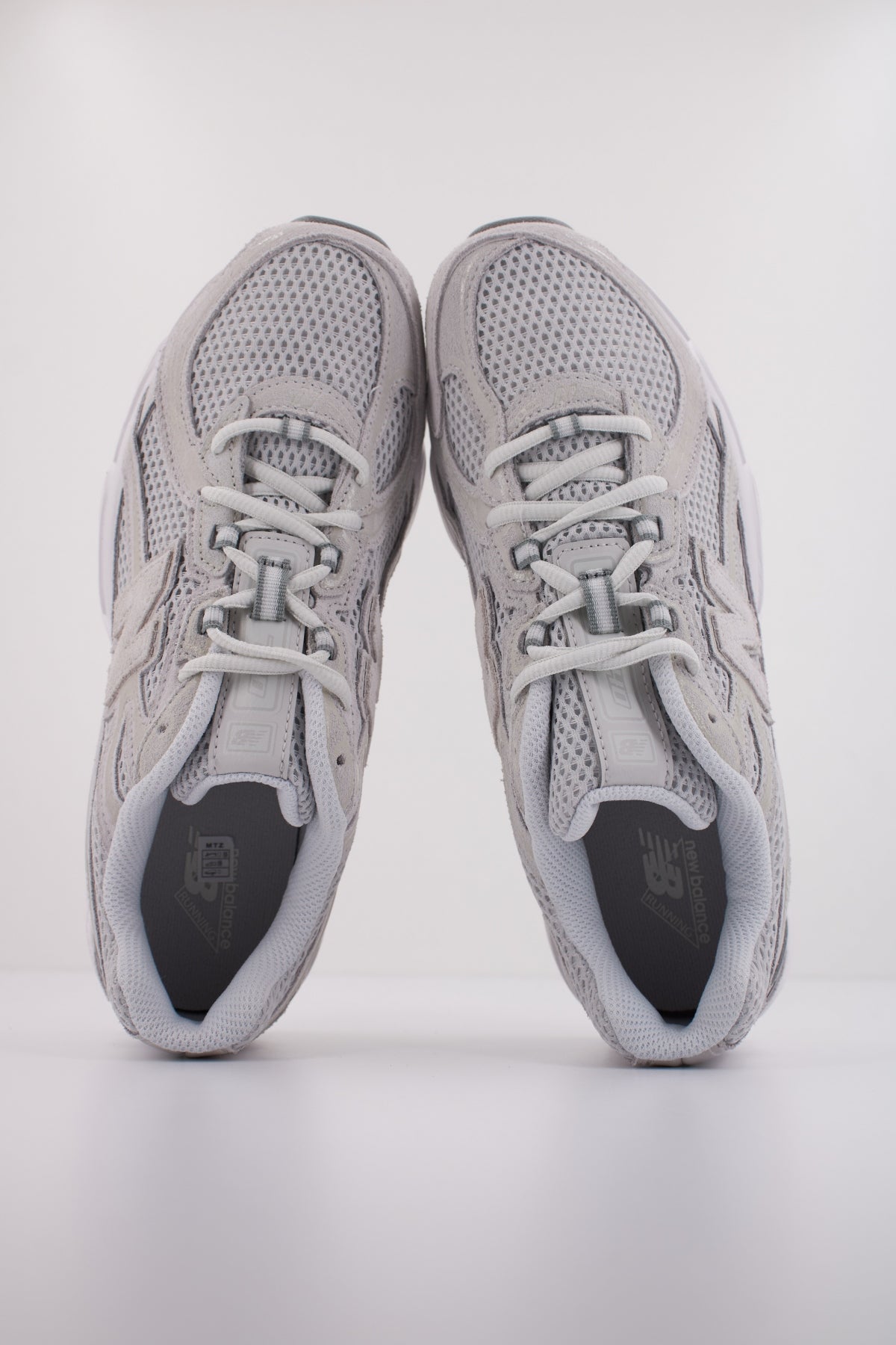 NEW BALANCE U  en color GRIS  (3)