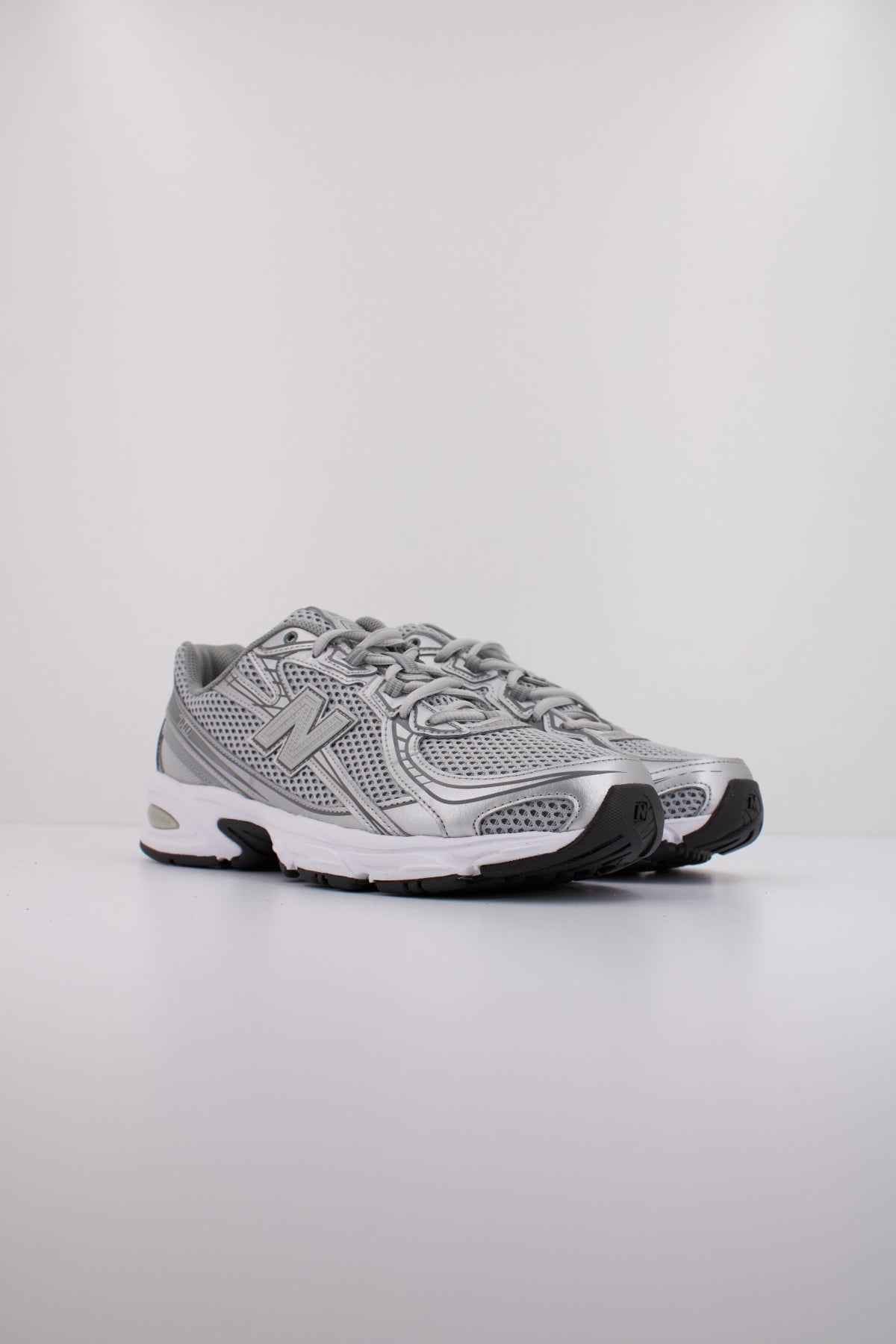 NEW BALANCE U en color PLATA  (2)