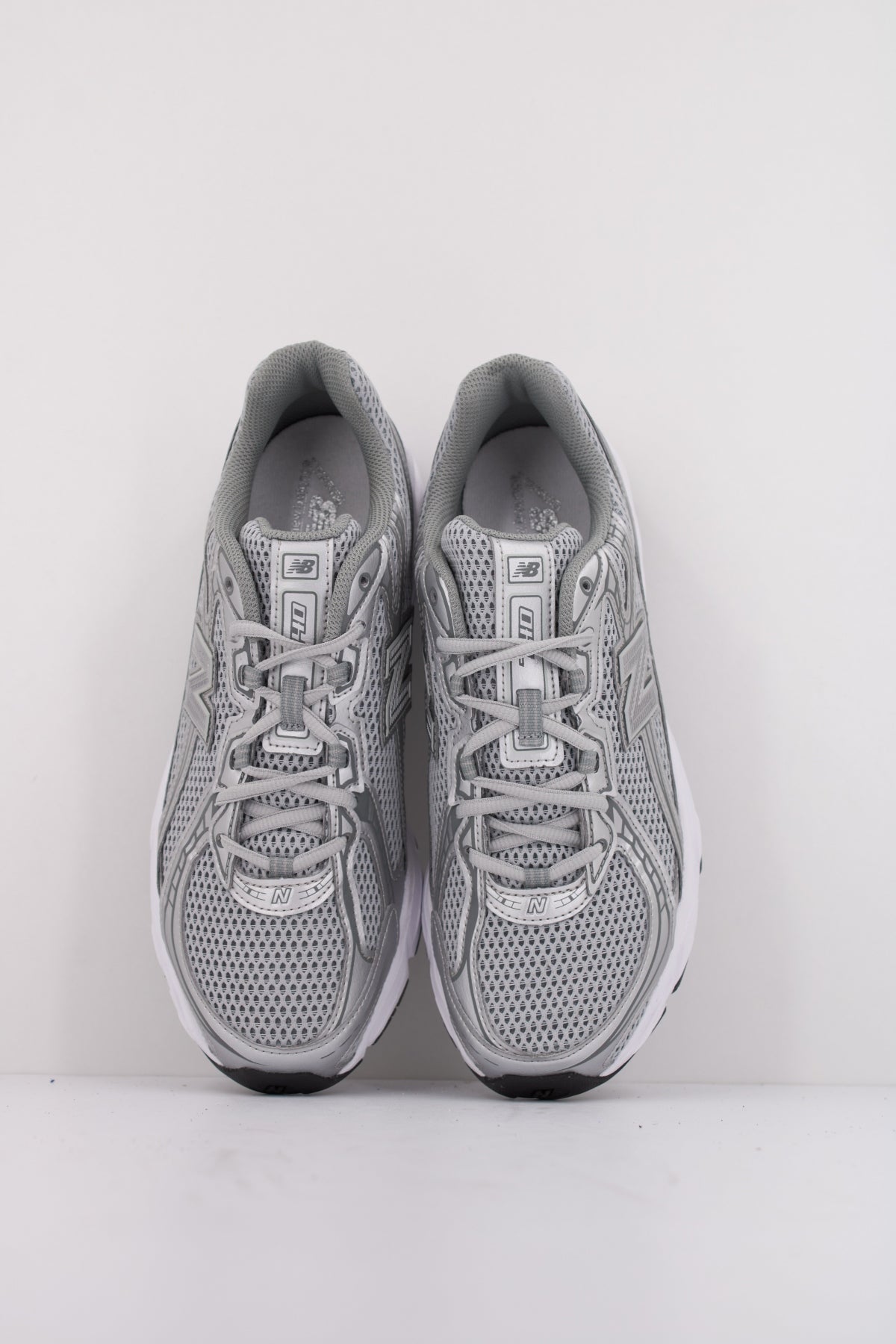NEW BALANCE U en color PLATA  (3)