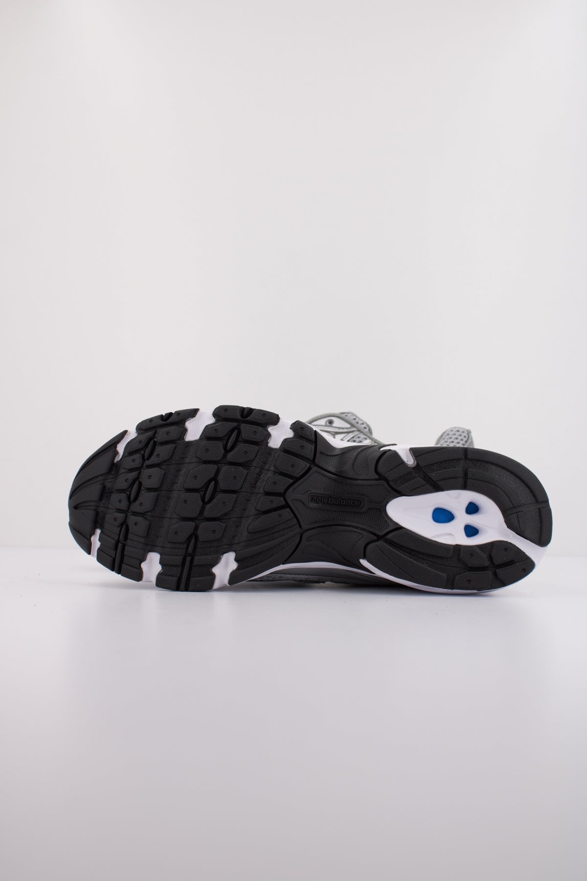 NEW BALANCE U en color PLATA  (5)