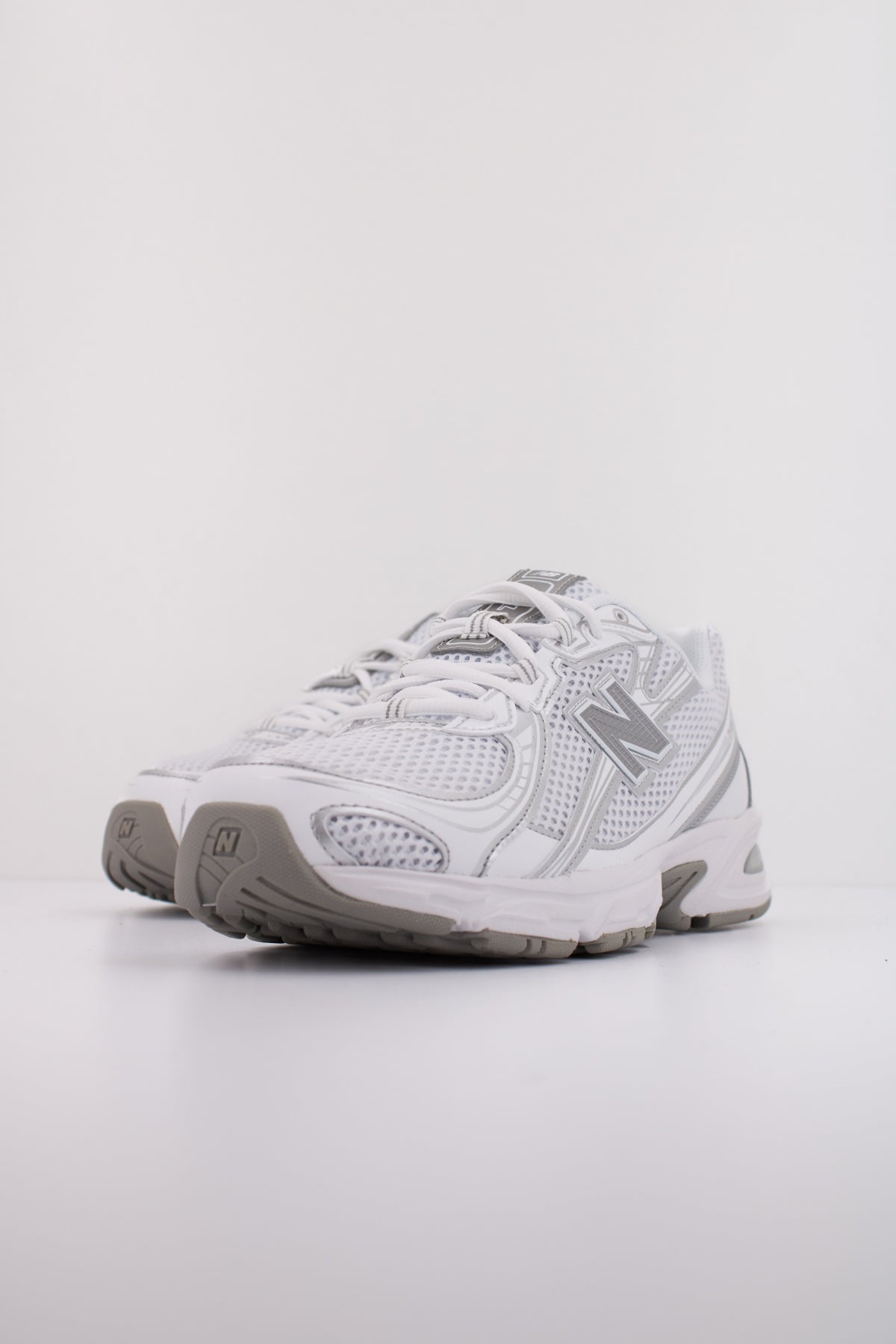 NEW BALANCE U  en color BLANCO  (2)