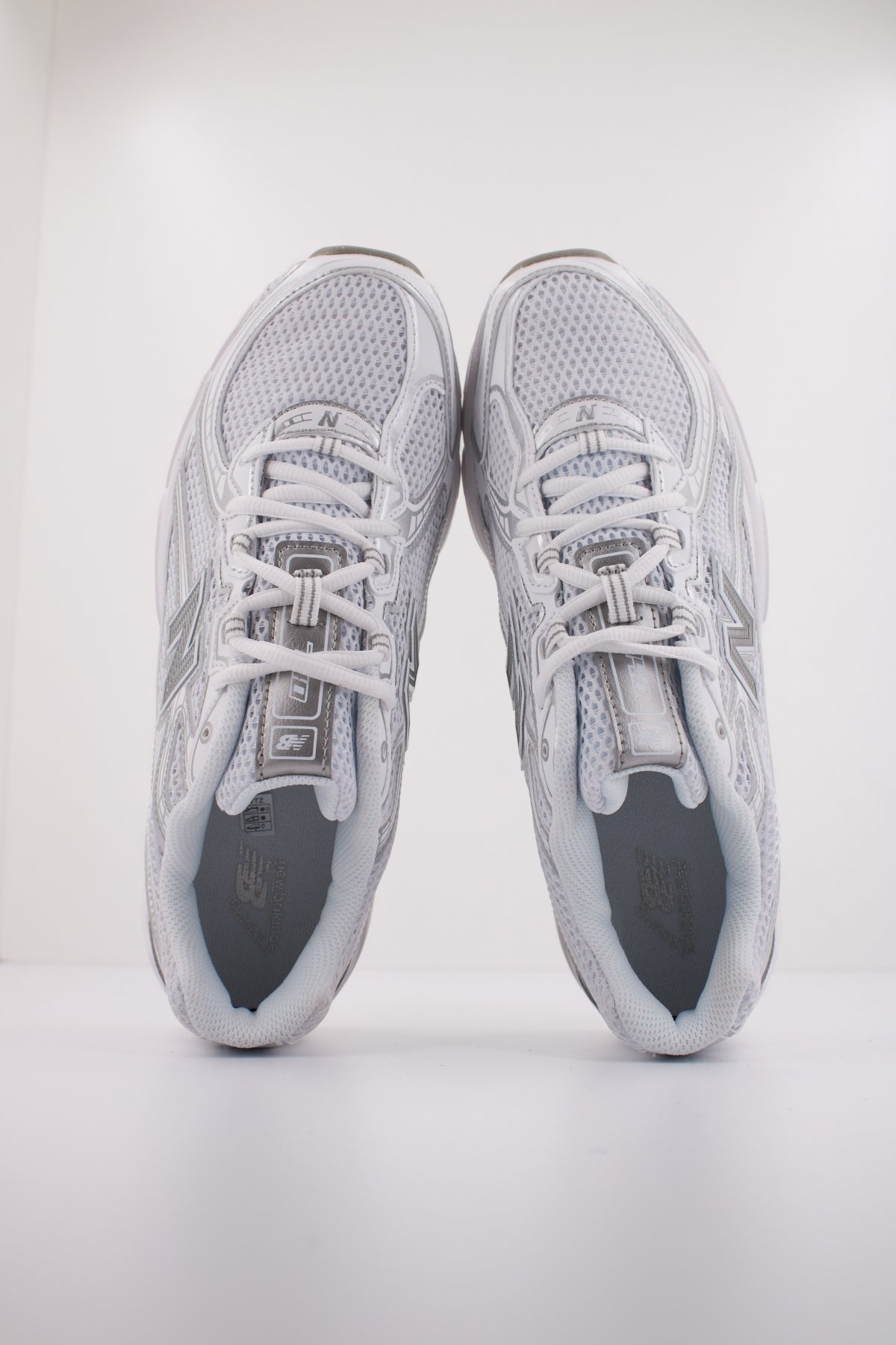 NEW BALANCE U  en color BLANCO  (3)