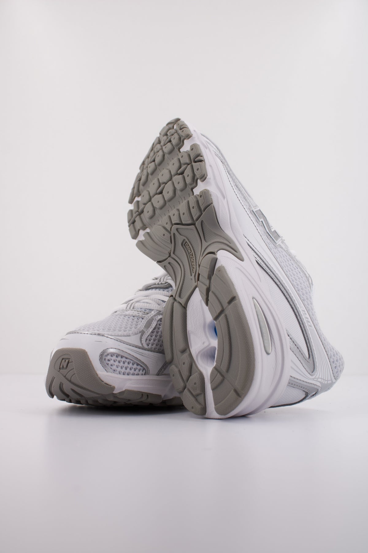 NEW BALANCE U  en color BLANCO  (5)