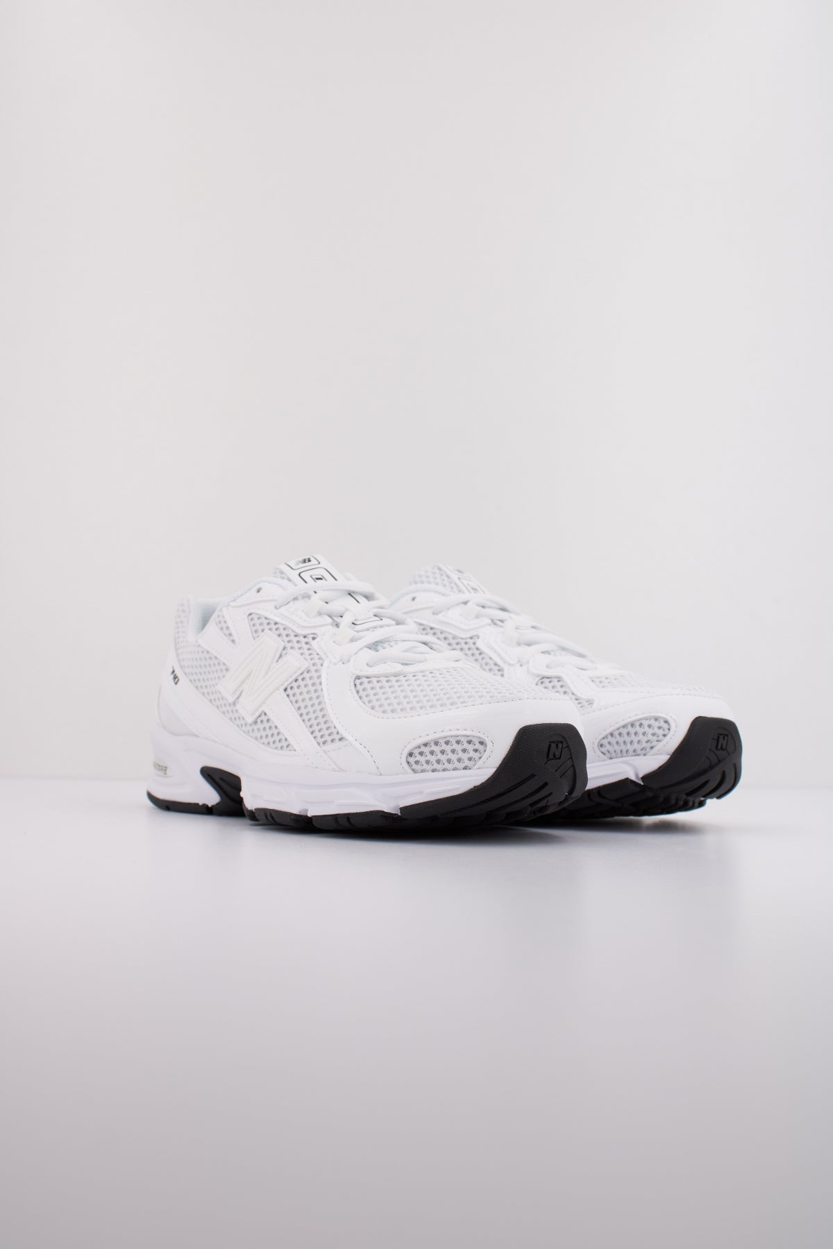 NEW BALANCE U en color BLANCO  (2)