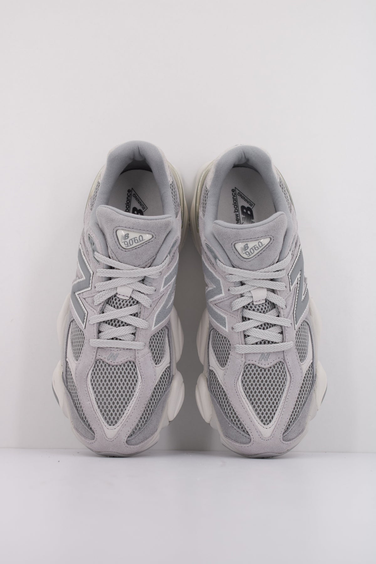 NEW BALANCE U en color GRIS  (3)