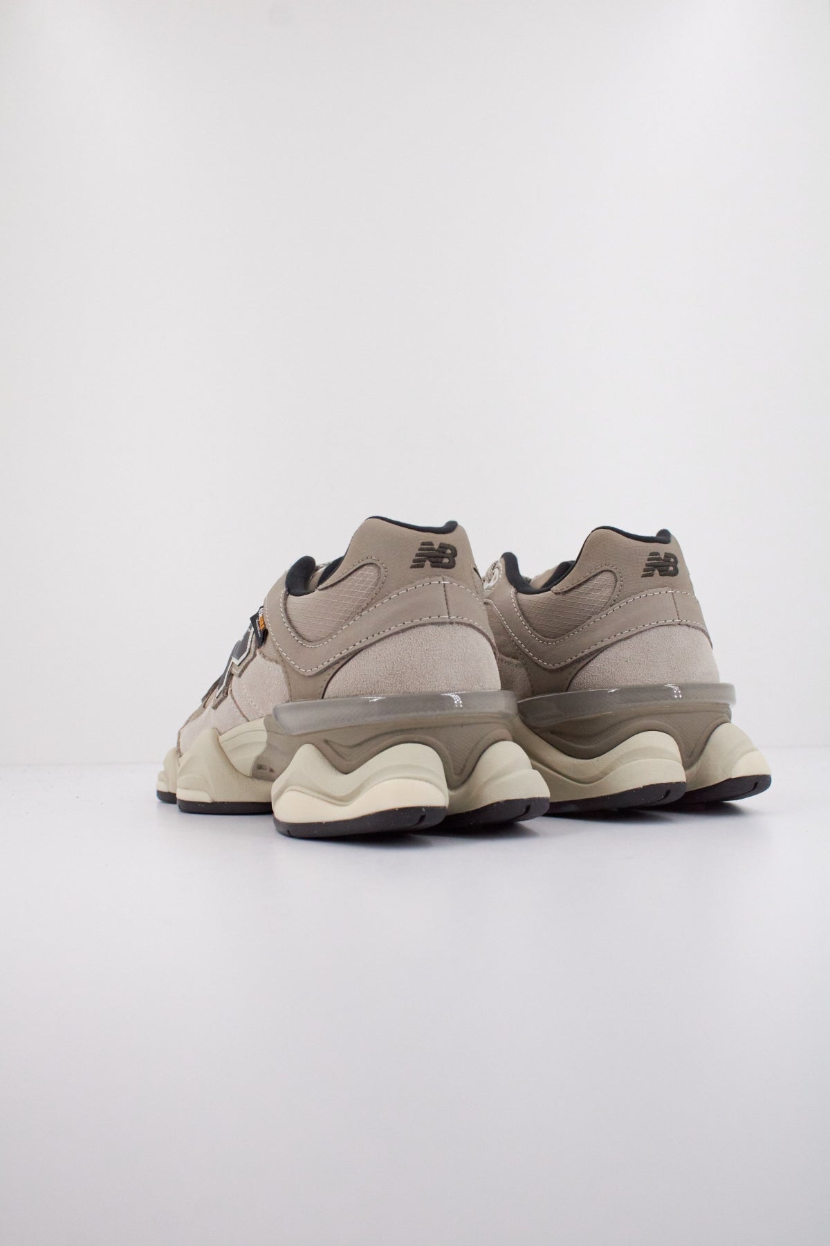 NEW BALANCE U en color MARRON  (4)