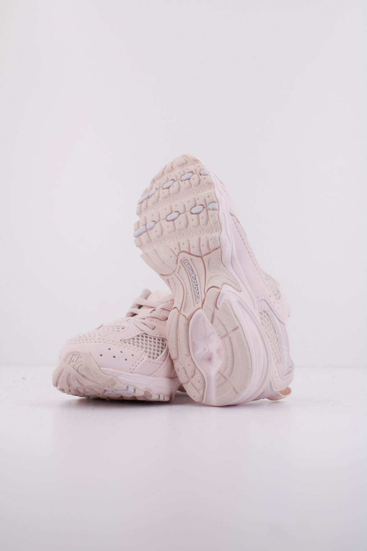 NEW BALANCE IZ  en color ROSA  (5)