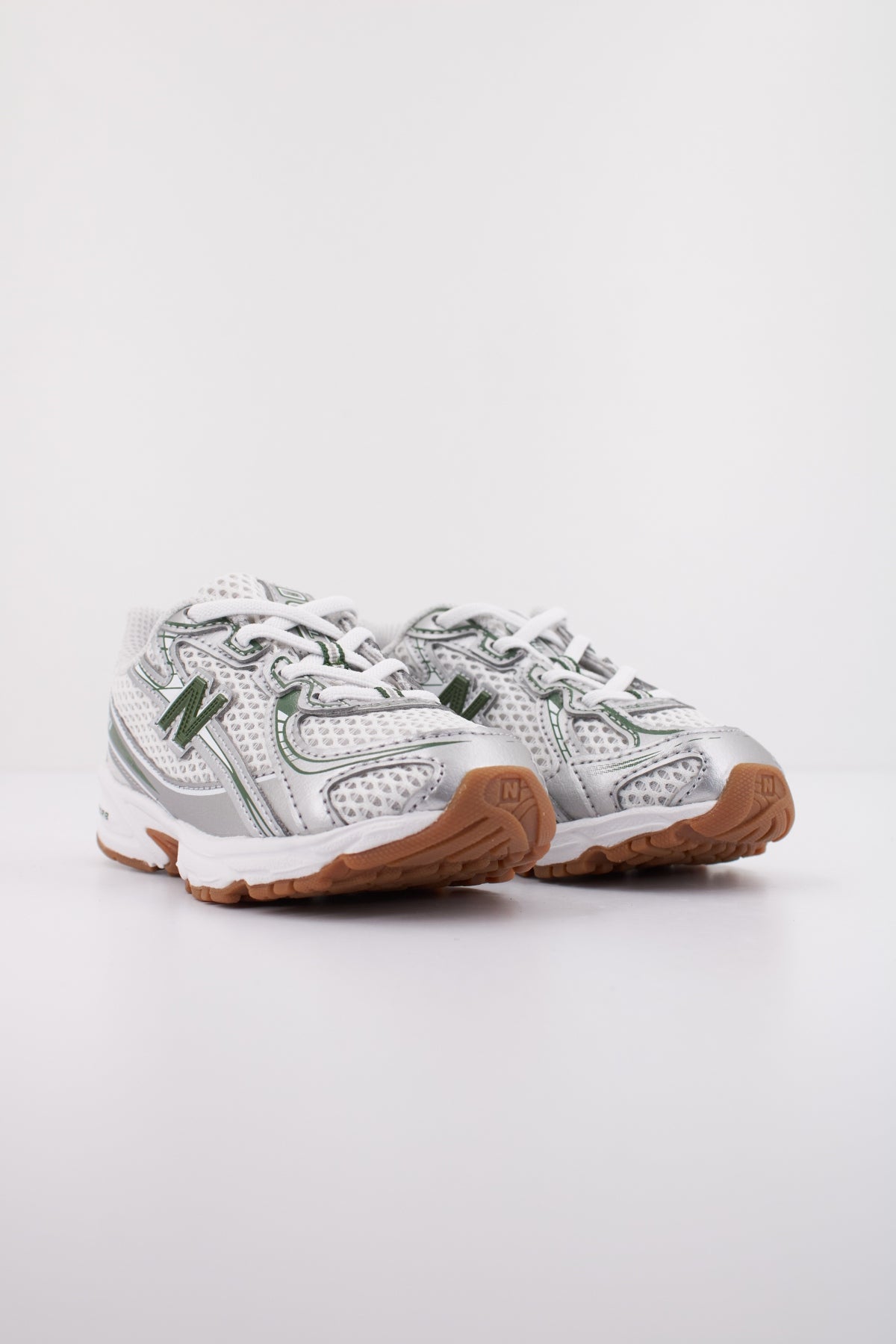 NEW BALANCE  IZ GS  en color GRIS  (2)