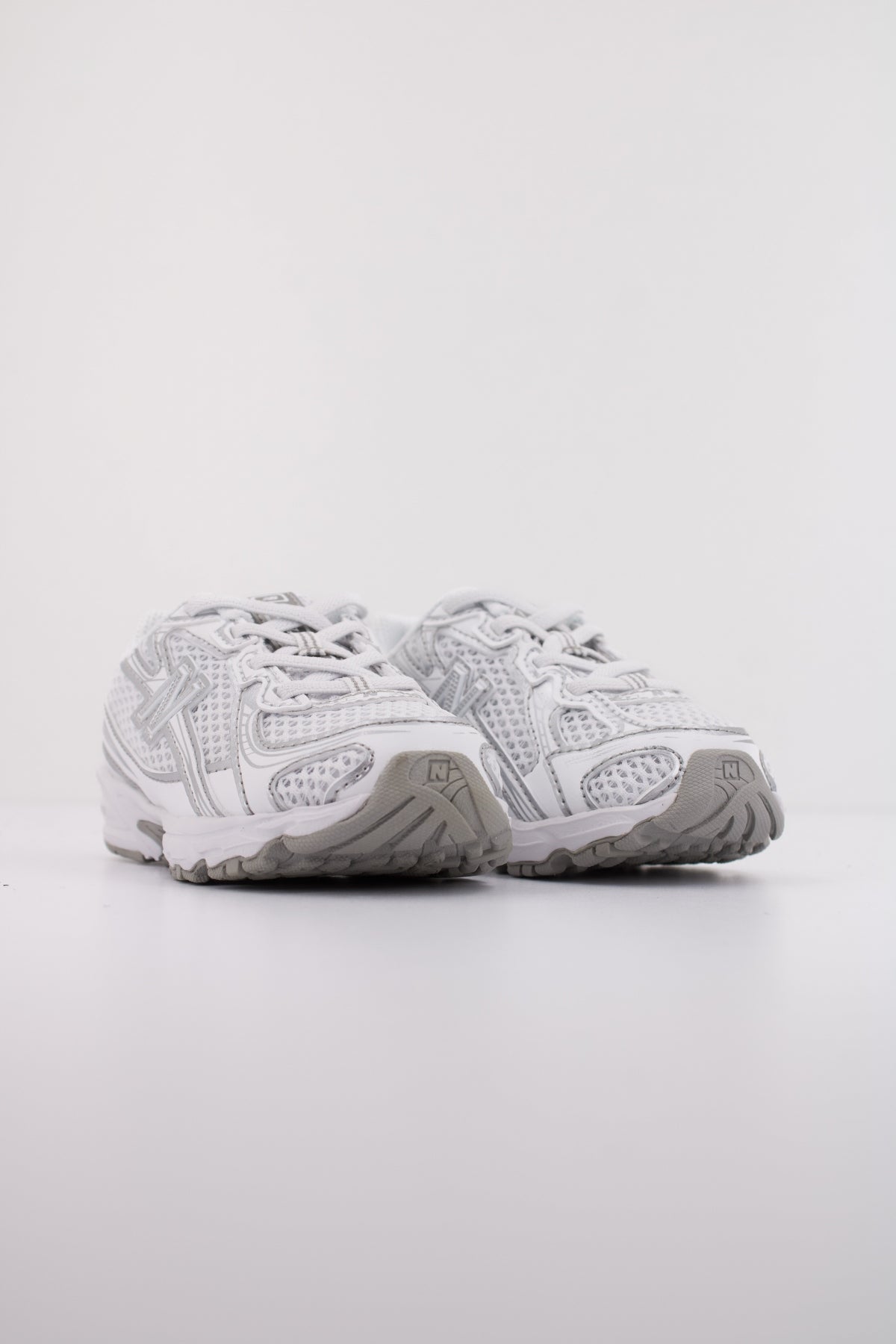NEW BALANCE IZ  en color BLANCO  (2)