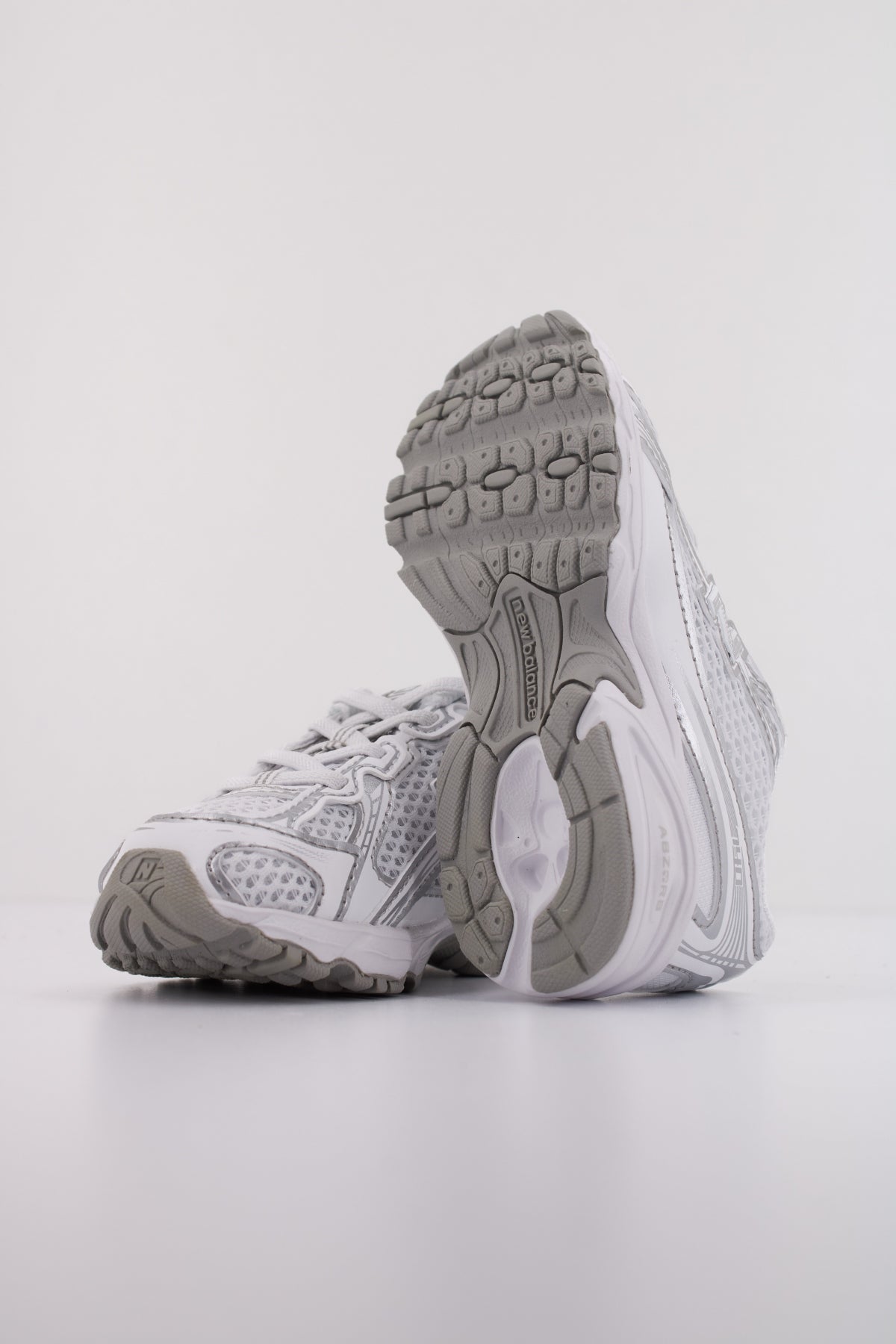 NEW BALANCE IZ  en color BLANCO  (5)