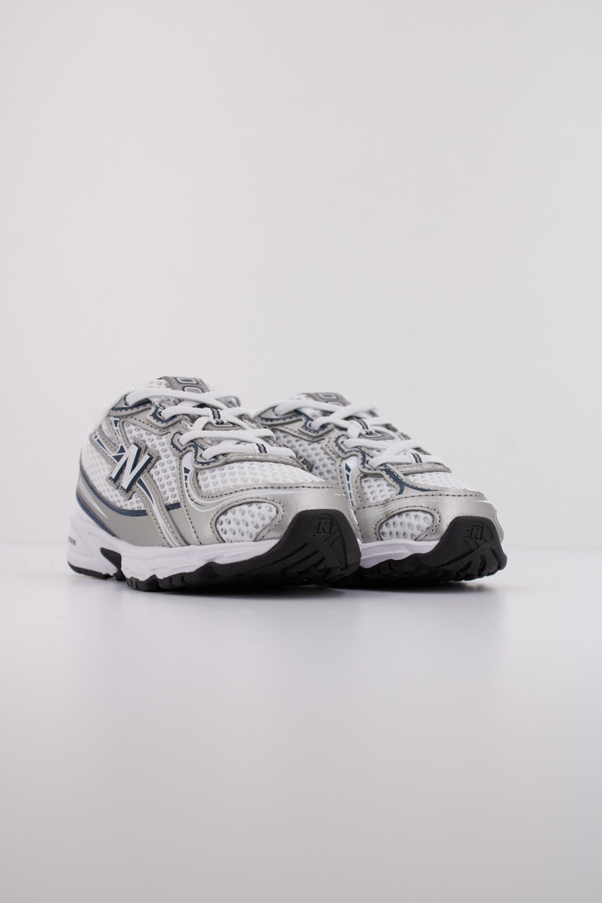NEW BALANCE IZ  en color BLANCO  (2)