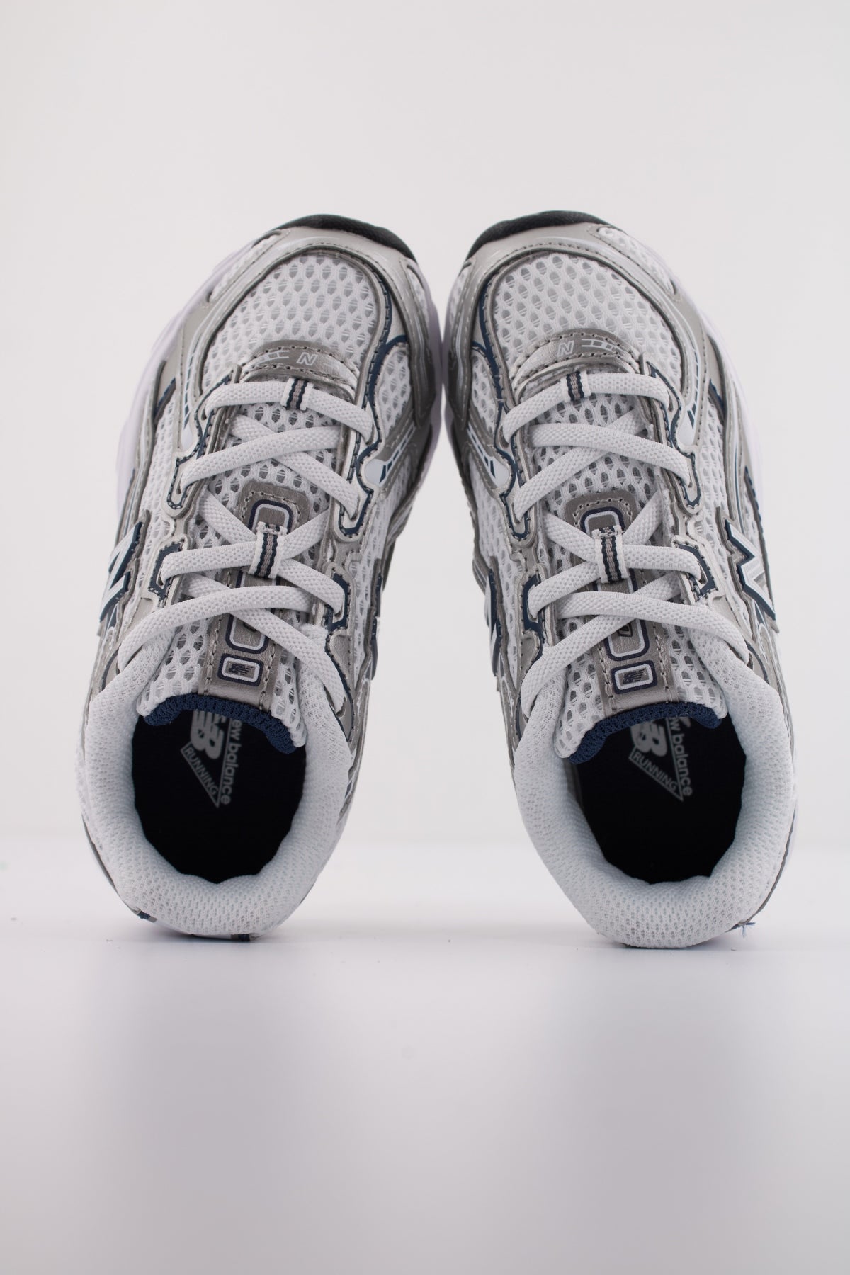 NEW BALANCE IZ  en color BLANCO  (3)