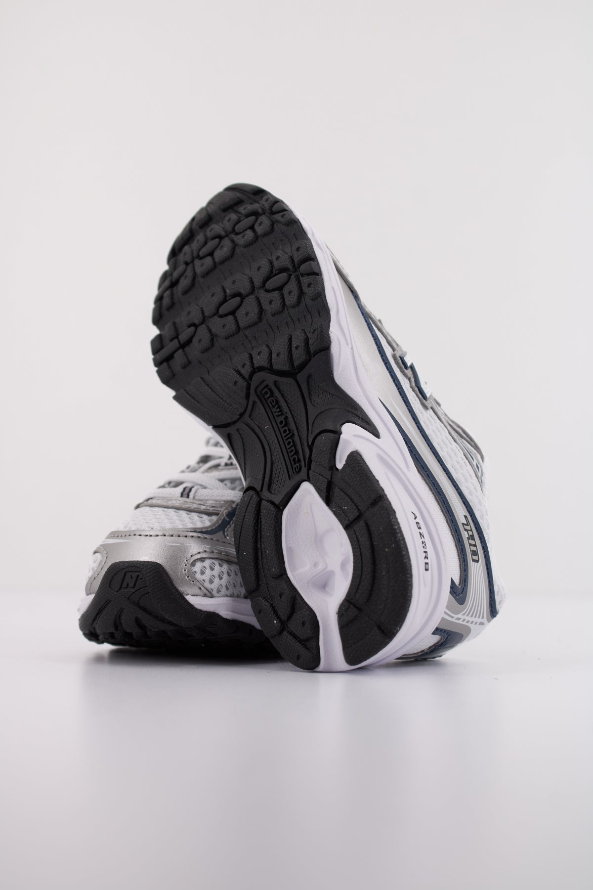NEW BALANCE IZ  en color BLANCO  (5)