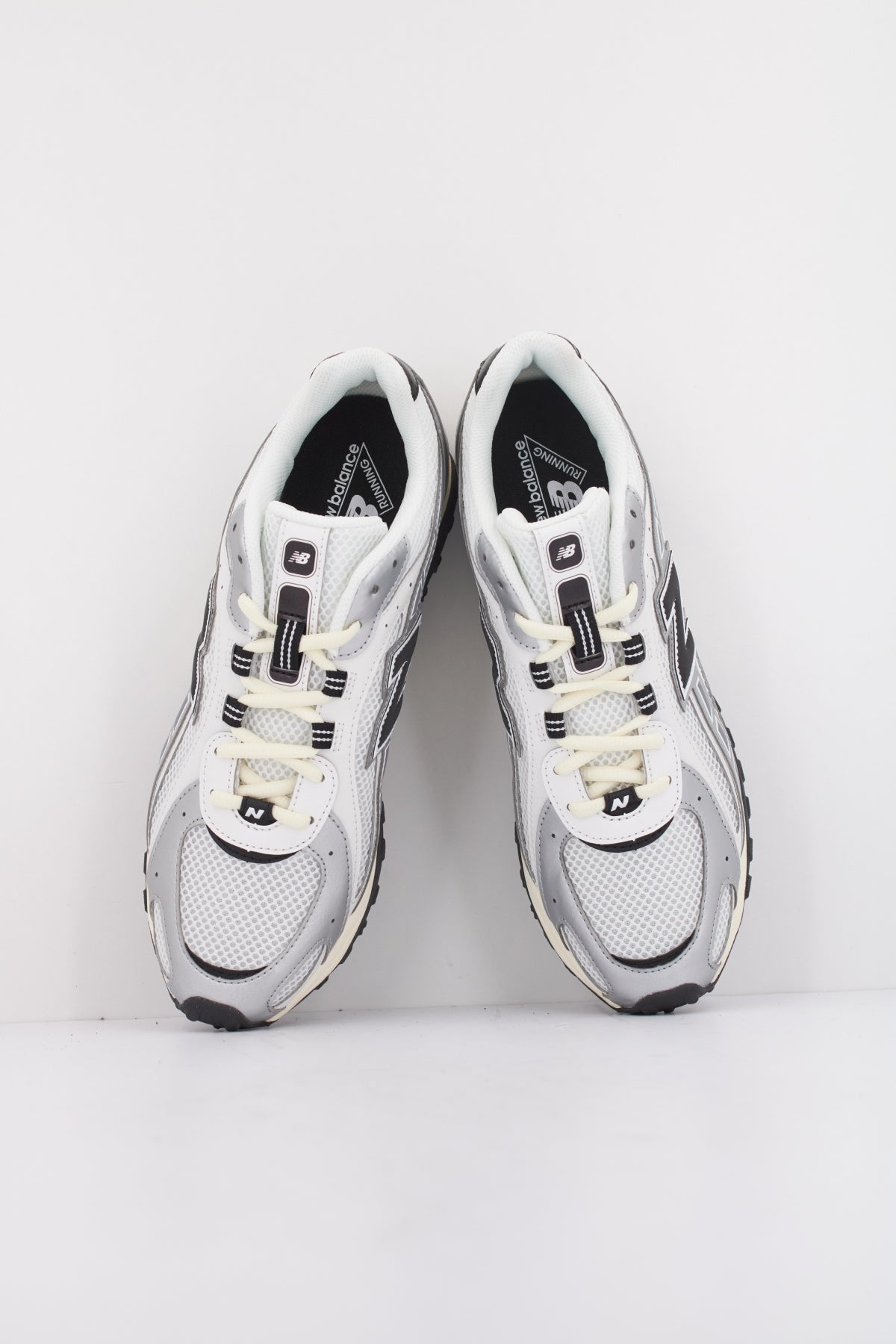 NEW BALANCE UL en color BLANCO  (3)