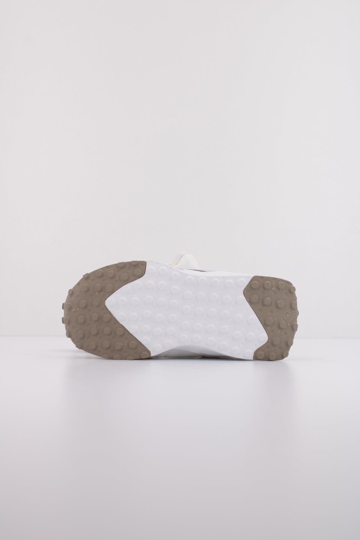 NEW BALANCE NW  en color BEIS  (5)