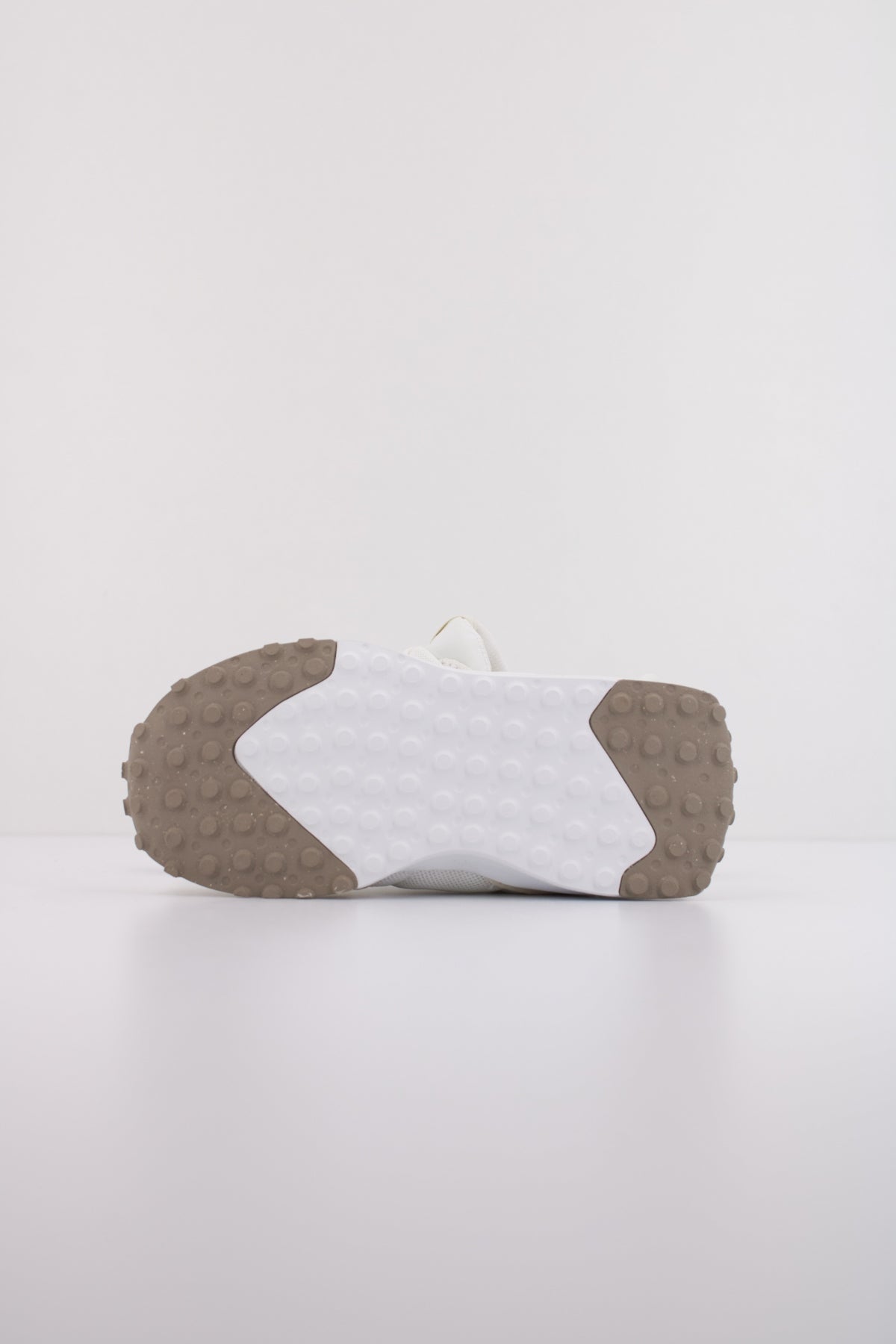 NEW BALANCE NW en color BEIS  (5)