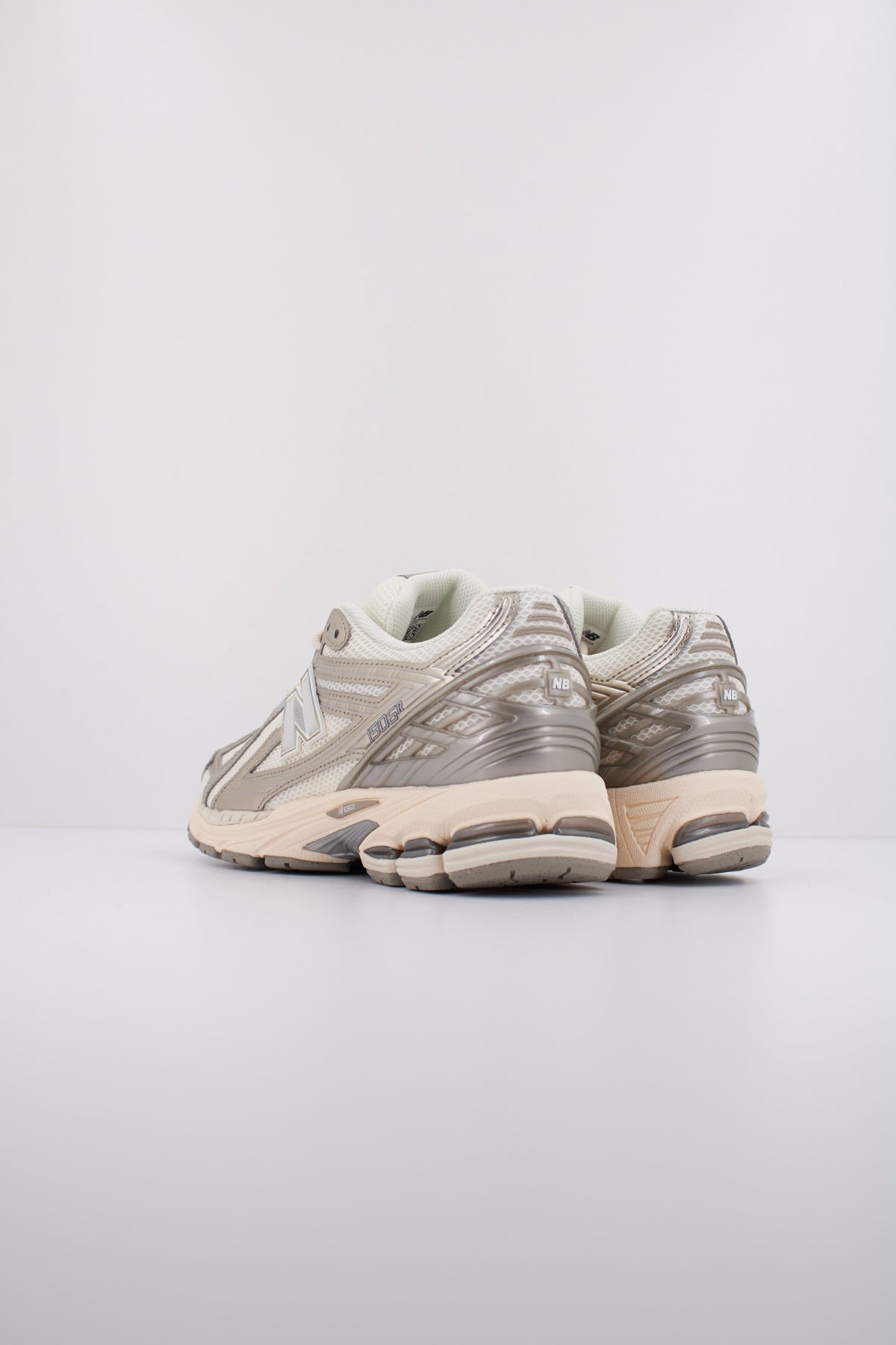 NEW BALANCE U en color BLANCO  (4)