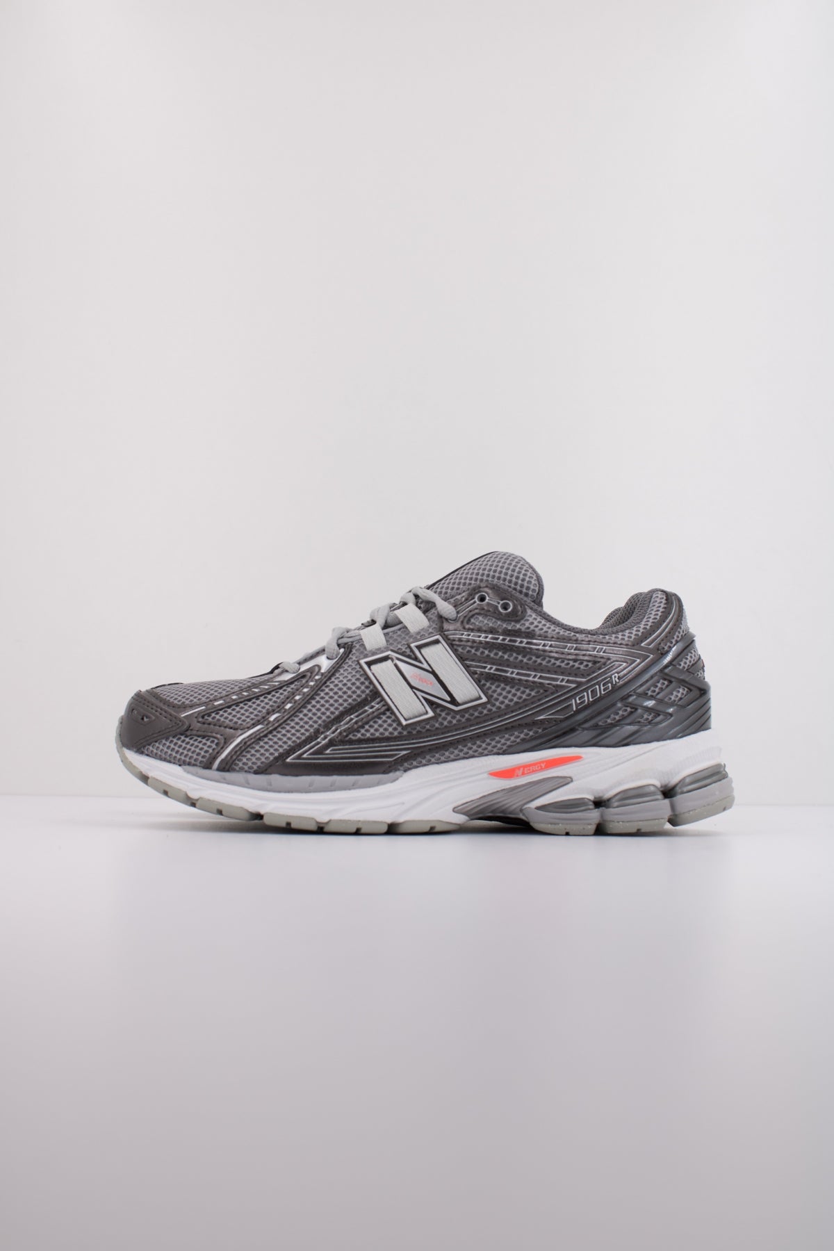 NEW BALANCE U en color PLATA  (1)