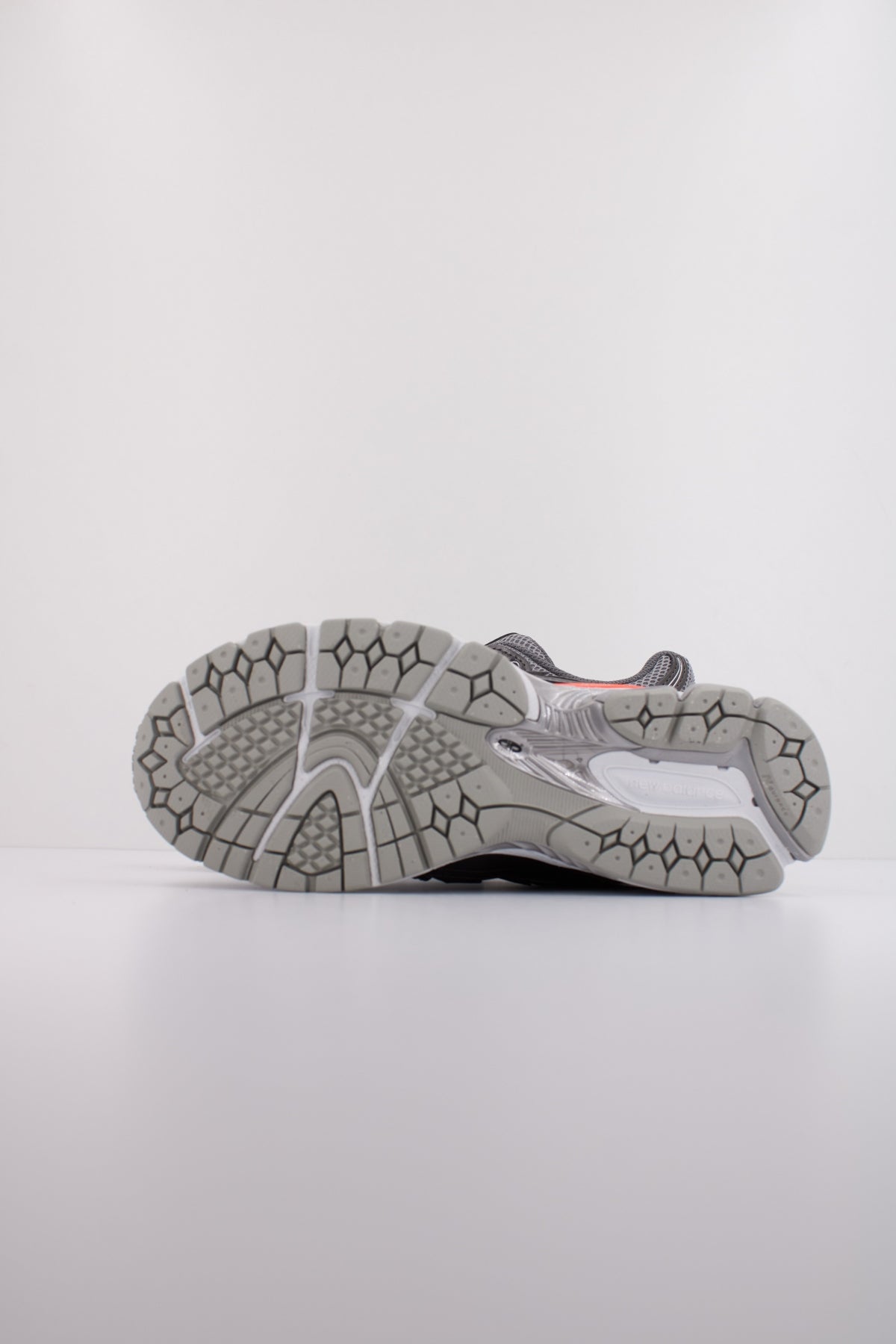 NEW BALANCE U en color PLATA  (5)