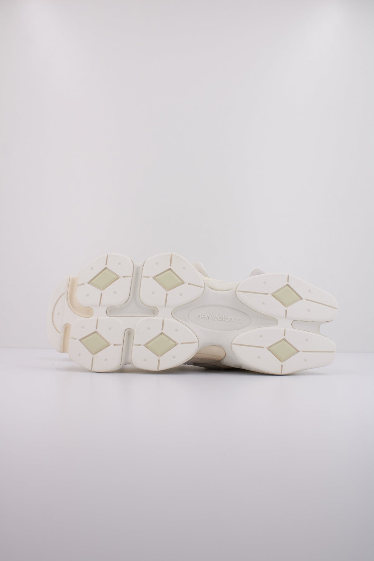 NEW BALANCE U en color BLANCO  (5)