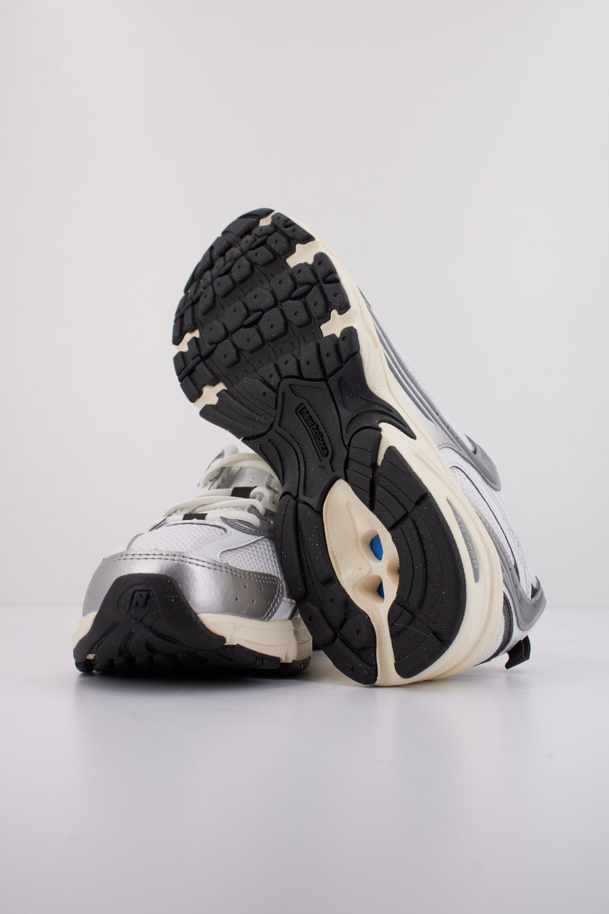 NEW BALANCE U ESA en color BLANCO  (5)