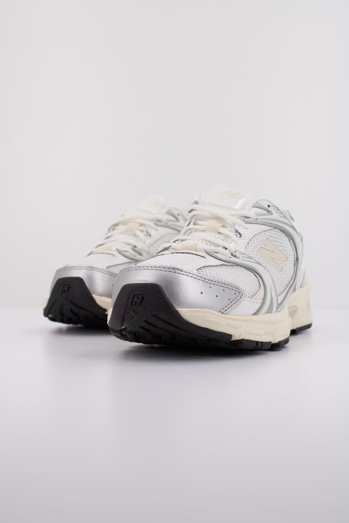 NEW BALANCE U SB en color BLANCO  (2)