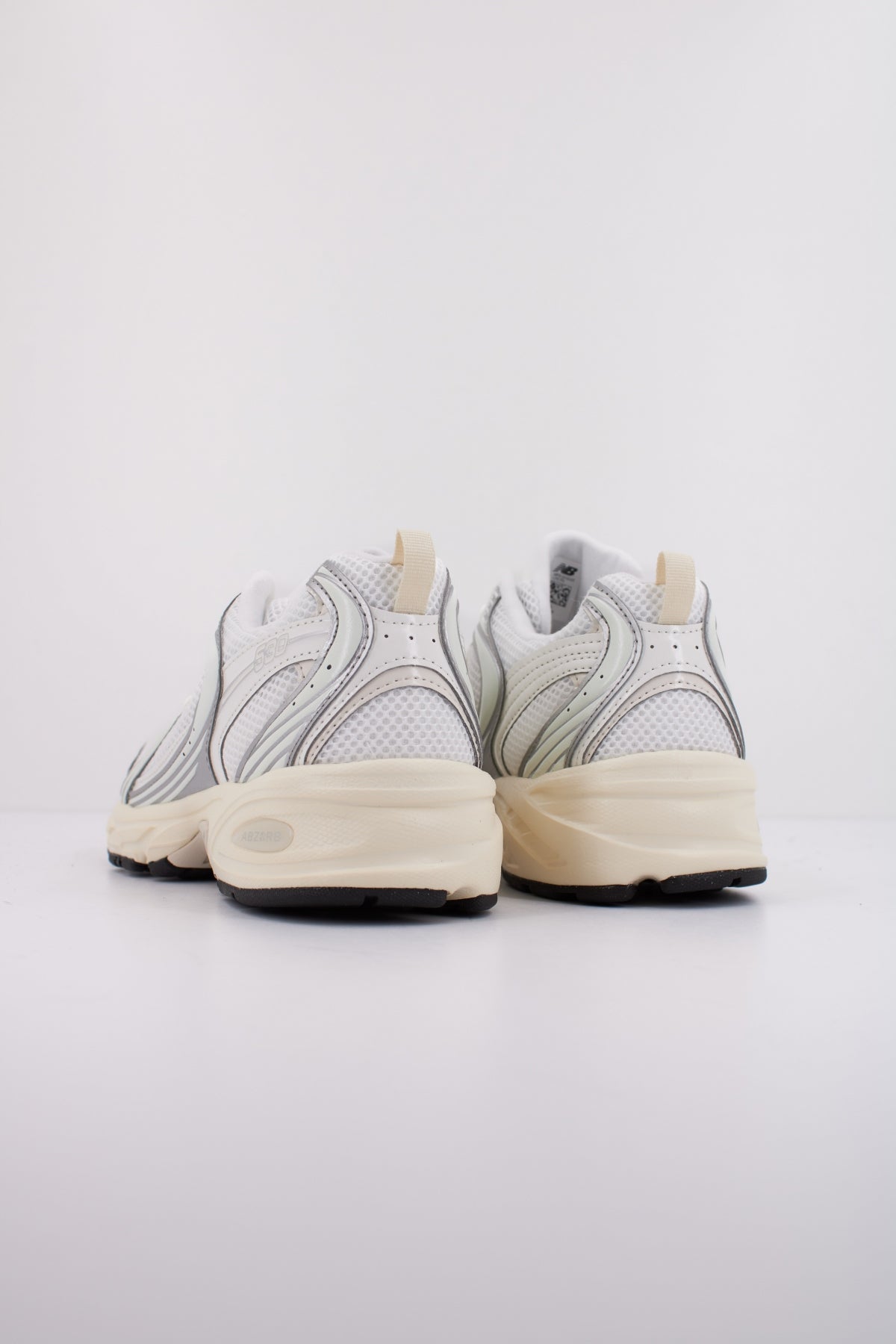 NEW BALANCE U SB en color BLANCO  (4)
