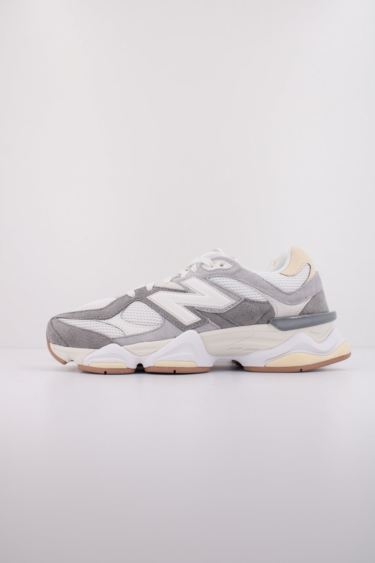 NEW BALANCE U en color GRIS  (1)