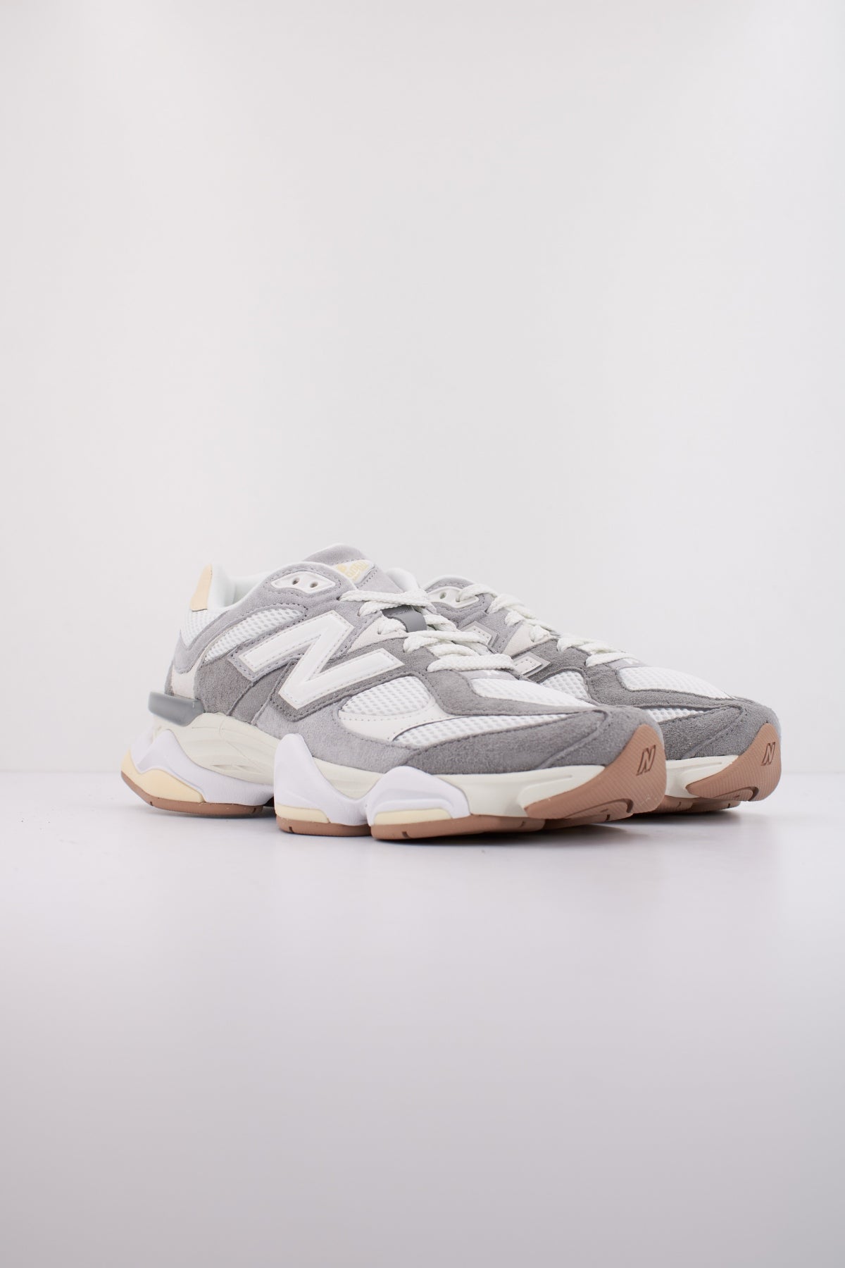 NEW BALANCE U en color GRIS  (2)