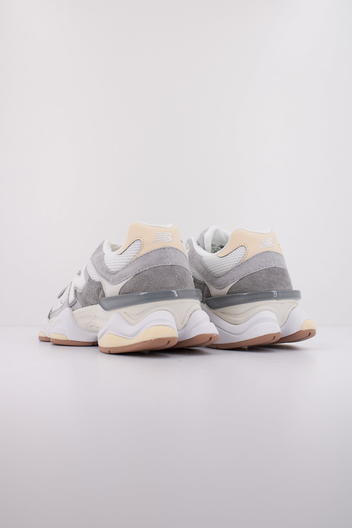 NEW BALANCE U en color GRIS  (4)