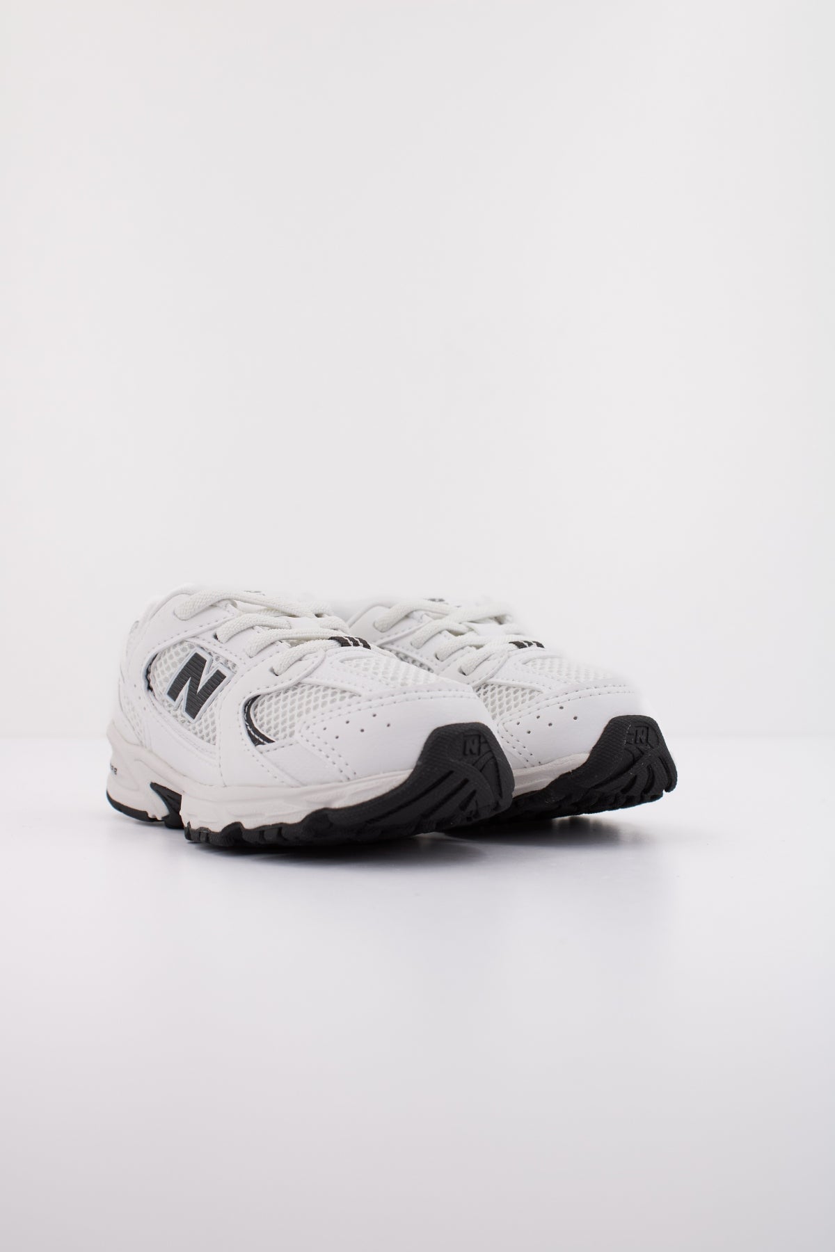 NEW BALANCE IZ CF en color BLANCO  (2)