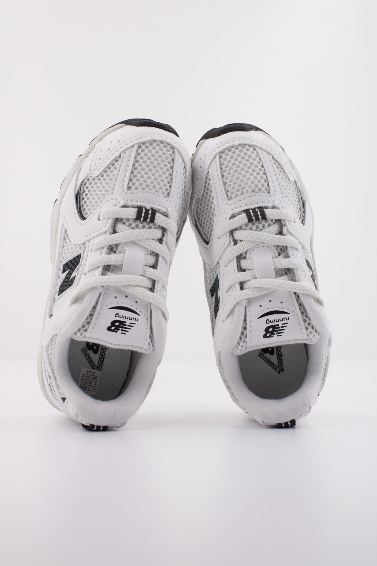 NEW BALANCE IZ CF en color BLANCO  (3)