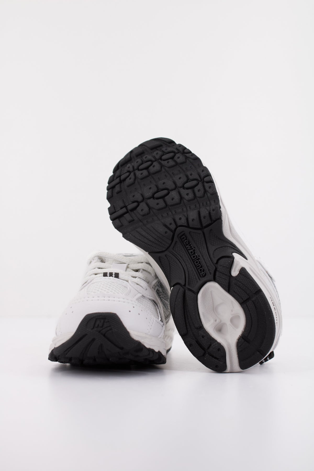 NEW BALANCE IZ CF en color BLANCO  (5)
