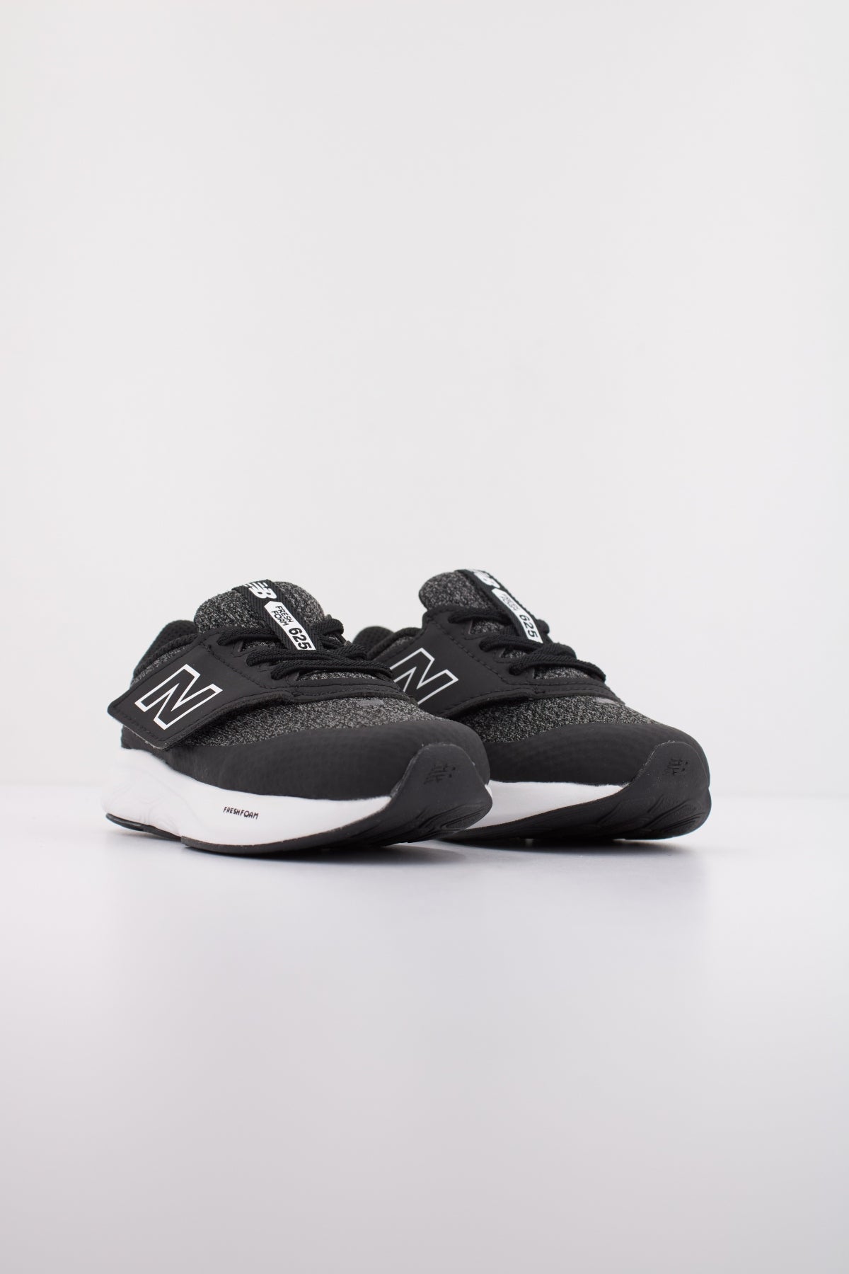 NEW BALANCE NW EA  en color NEGRO  (2)