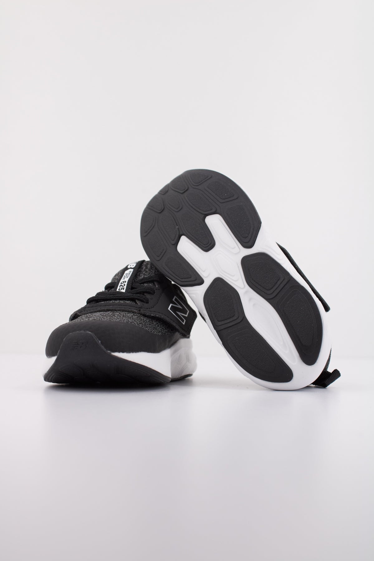 NEW BALANCE NW EA  en color NEGRO  (5)