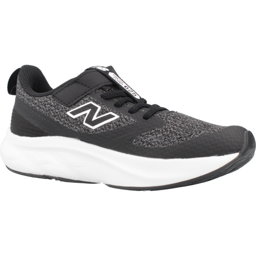 NEW BALANCE  en color NEGRO  (5)