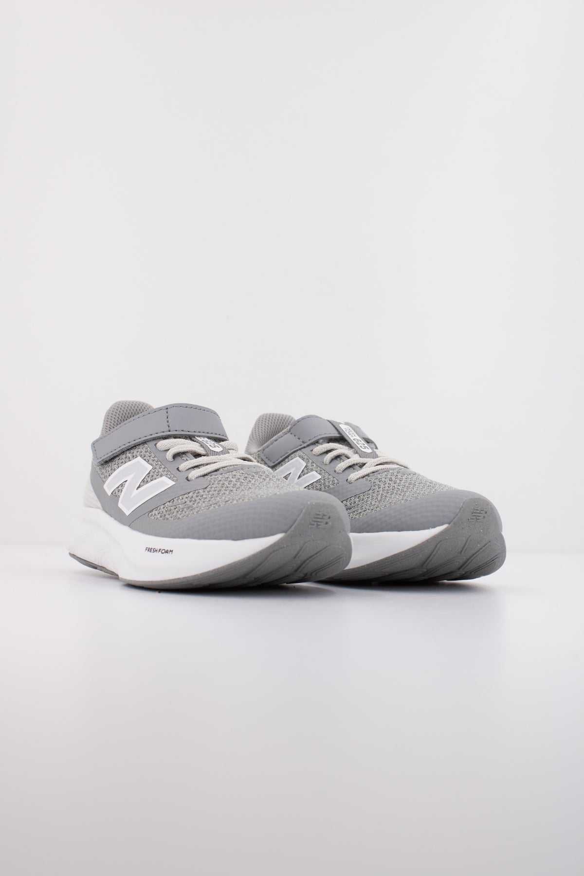 NEW BALANCE PT ED en color GRIS  (2)