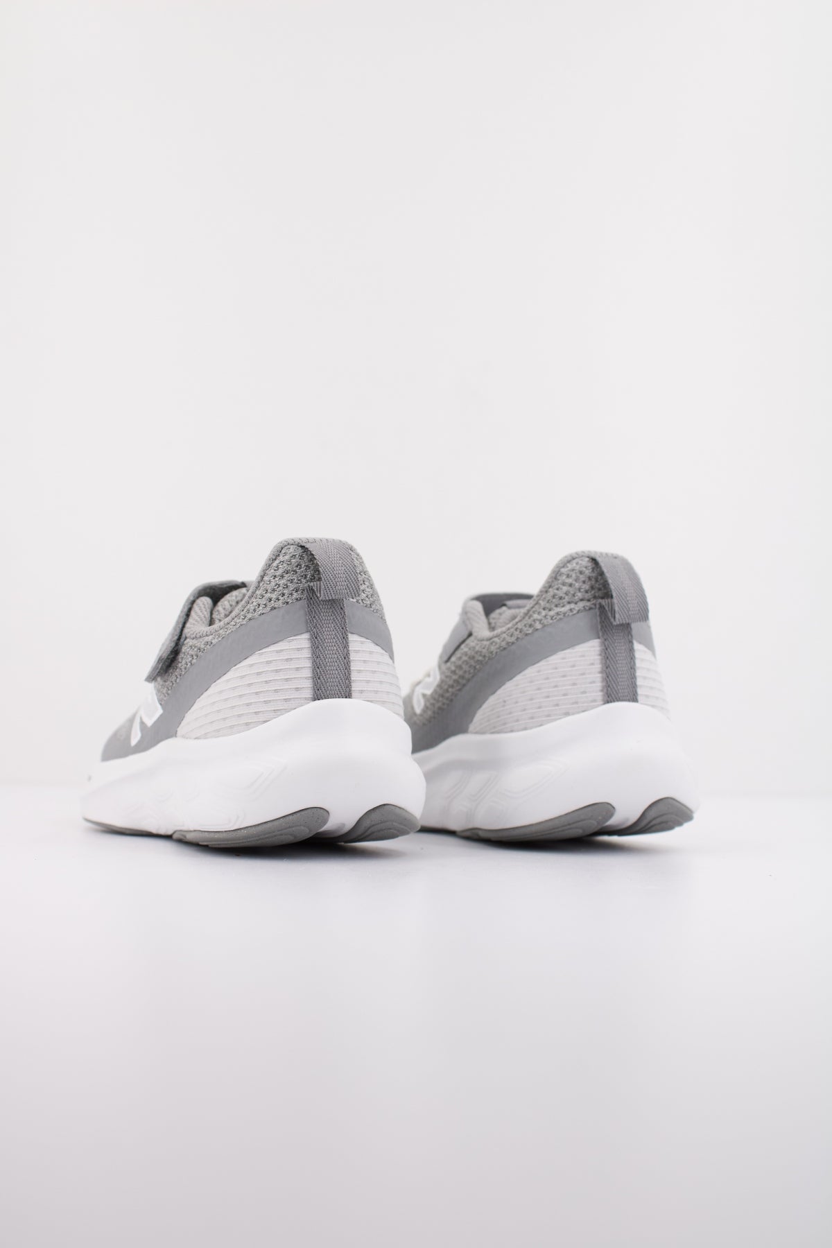 NEW BALANCE PT ED en color GRIS  (4)